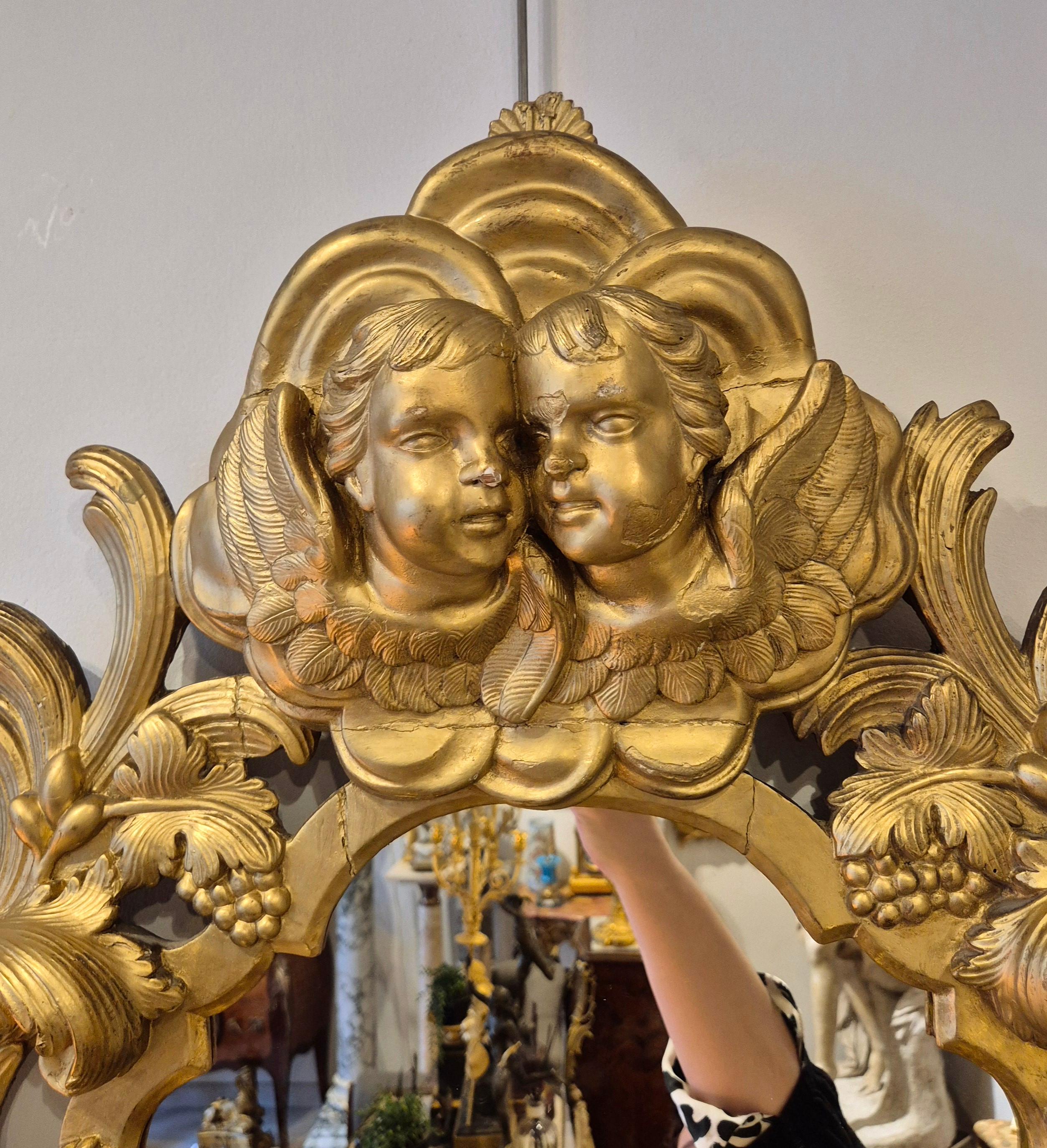 Espejo de Madera Dorada con Putti, Italia, Siglo XIX en venta 1