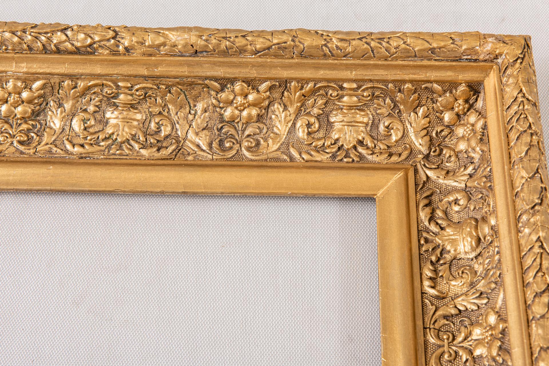 Français Cadre ancien en bois doré pour la peinture ou pour le miroir en vente