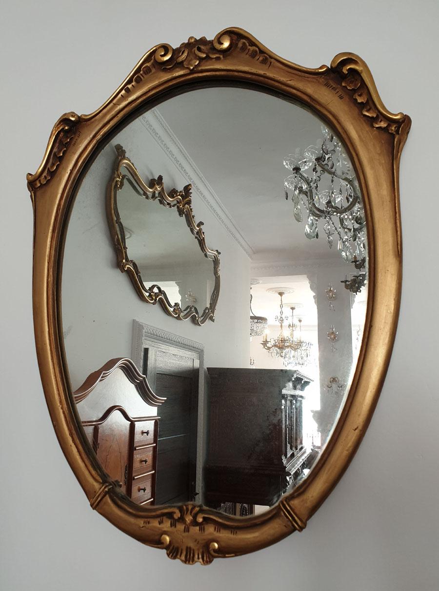 A small, elegant, Rococo Revival style mirror.
Toned Rocaille crown.  

Original glass panel.
Gilded wood.
This mirror will be a very nice touch of any room.


         