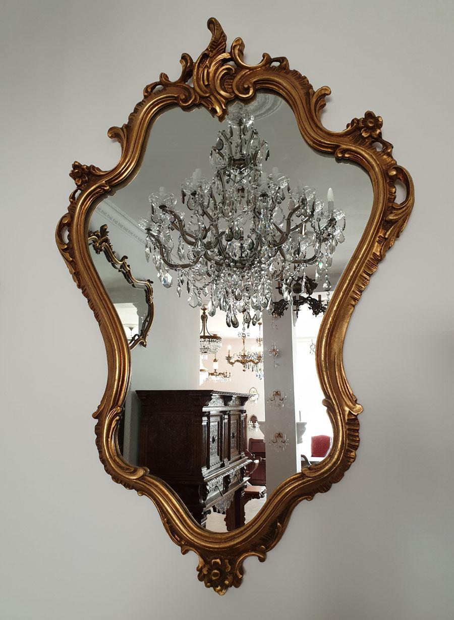 A meter high, a beautiful mirror in the Rococo Revival style.
A rich, well-preserved Rocaille crown.
Original glass panel.
Gilded wood.
 