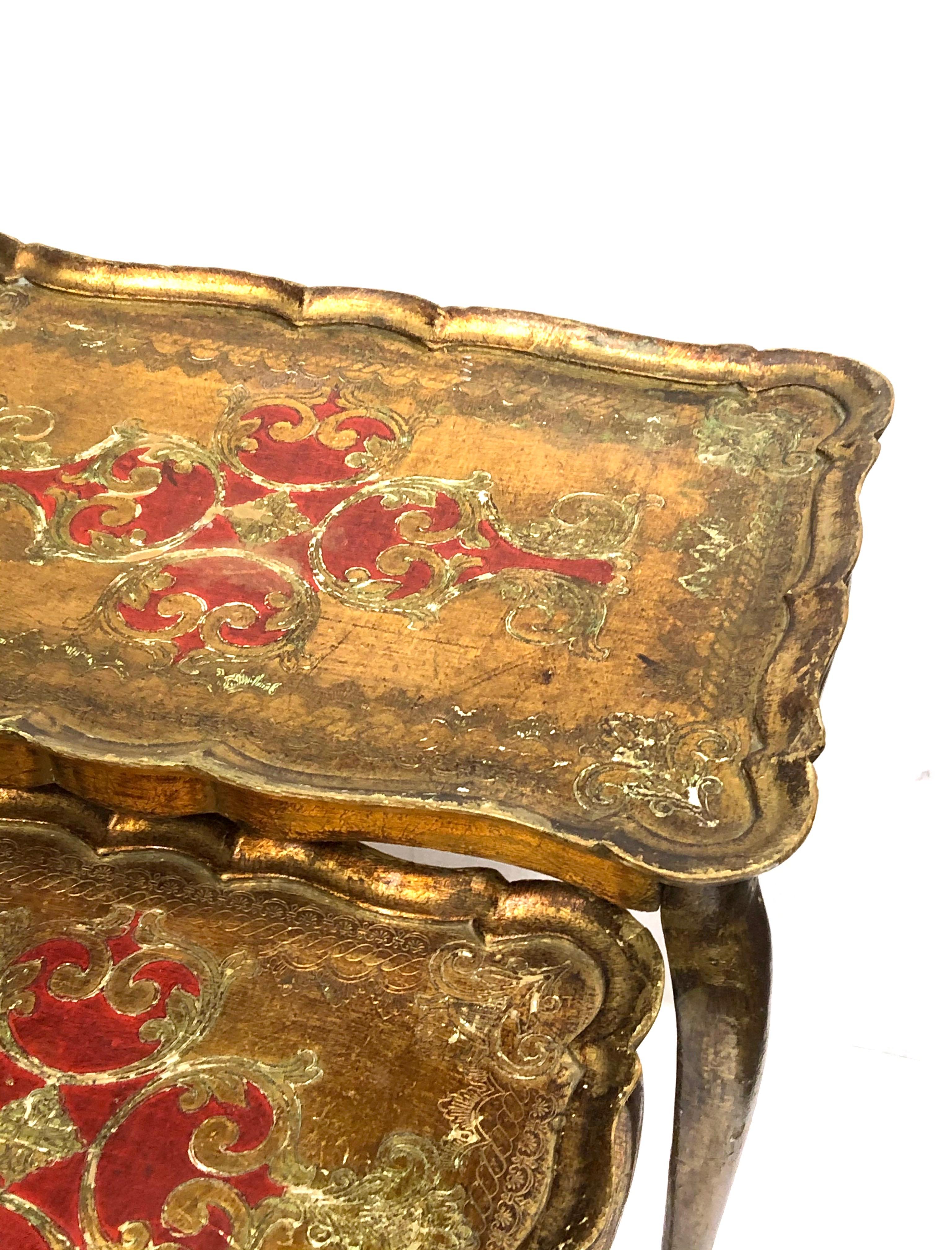 Gilded Wood Toleware Tole Set of two Nesting Tables Hollywood Regency Style In Fair Condition In Nuernberg, DE