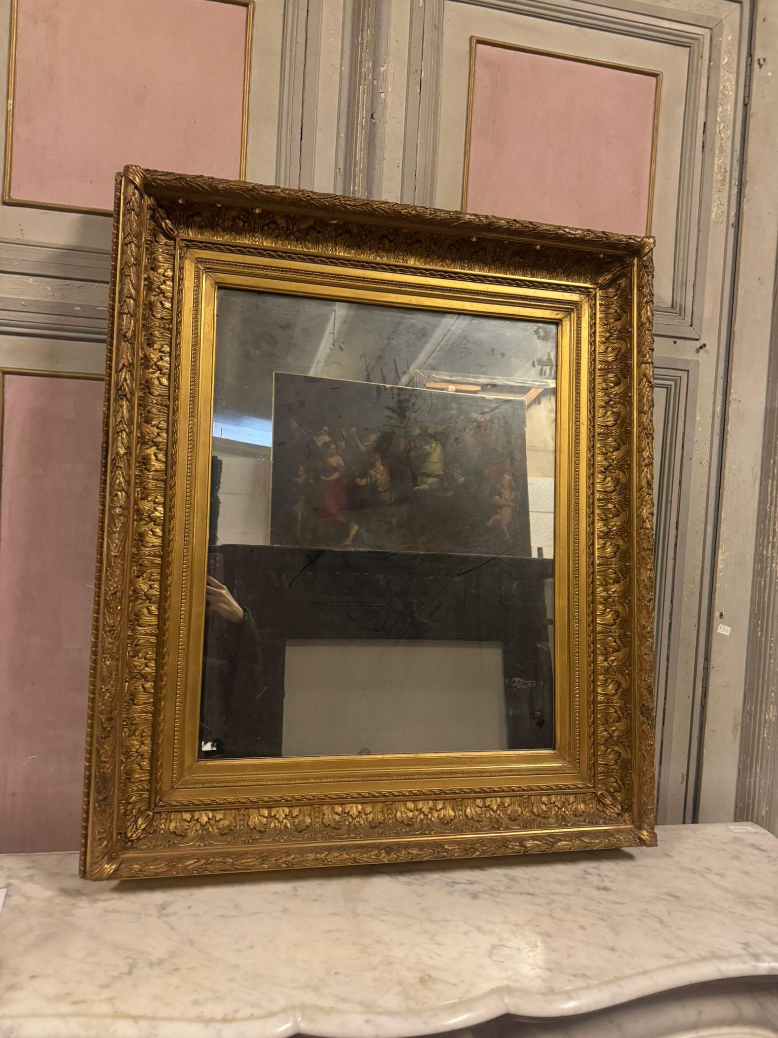 Antiker Vintage-Wandspiegel aus vergoldetem Holz, reich geschnitzt mit Blattdekorationen, ideal für das Badezimmer oder über einem kleinen Kamin, Original aus dem 19. Jahrhundert, aus Italien stammend. Außenmaße cm B 84 x H 98