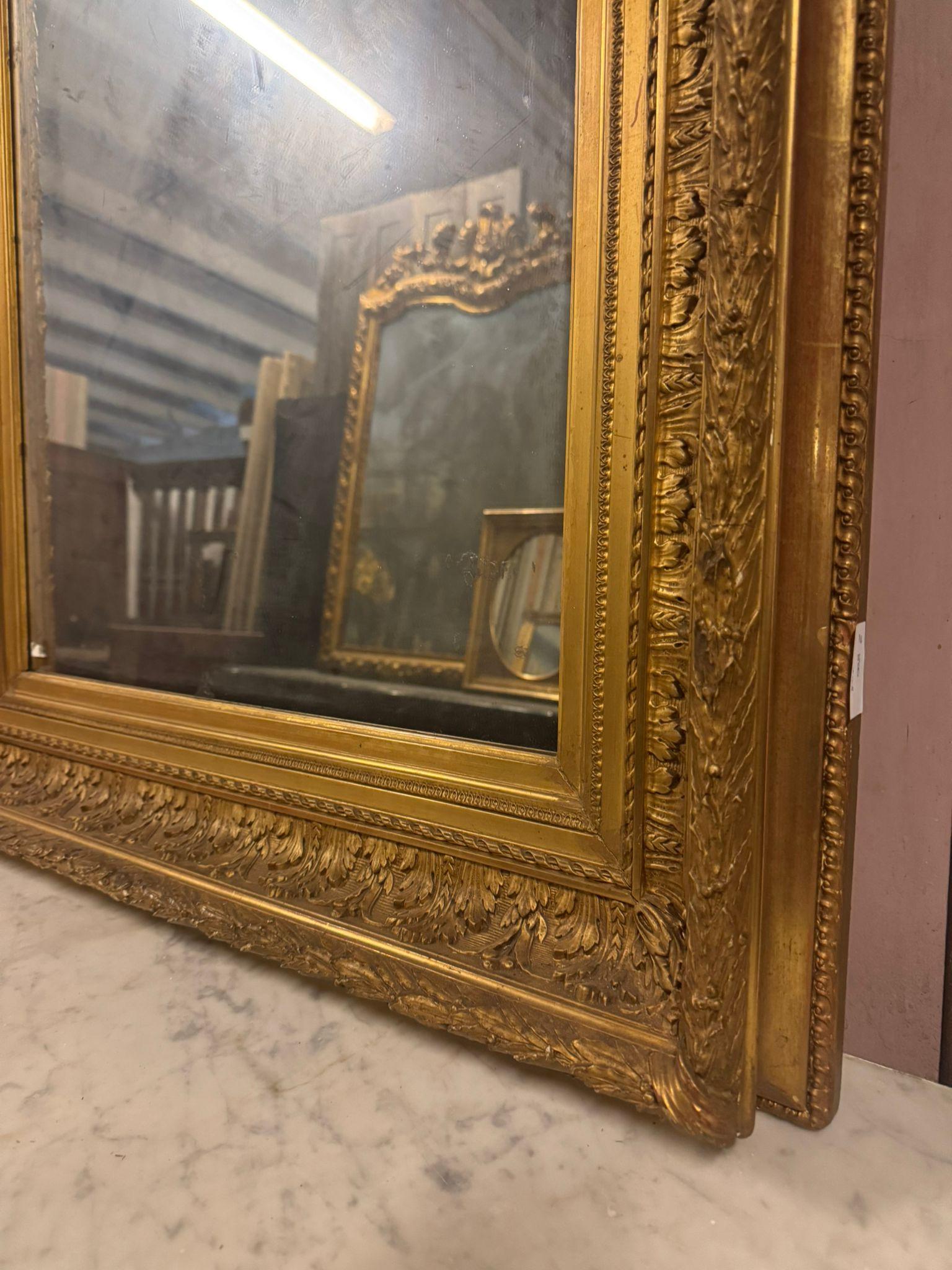 Wandspiegel aus vergoldetem Holz, reich geschnitzt mit Blattdekorationen, Italien (Italienisch) im Angebot