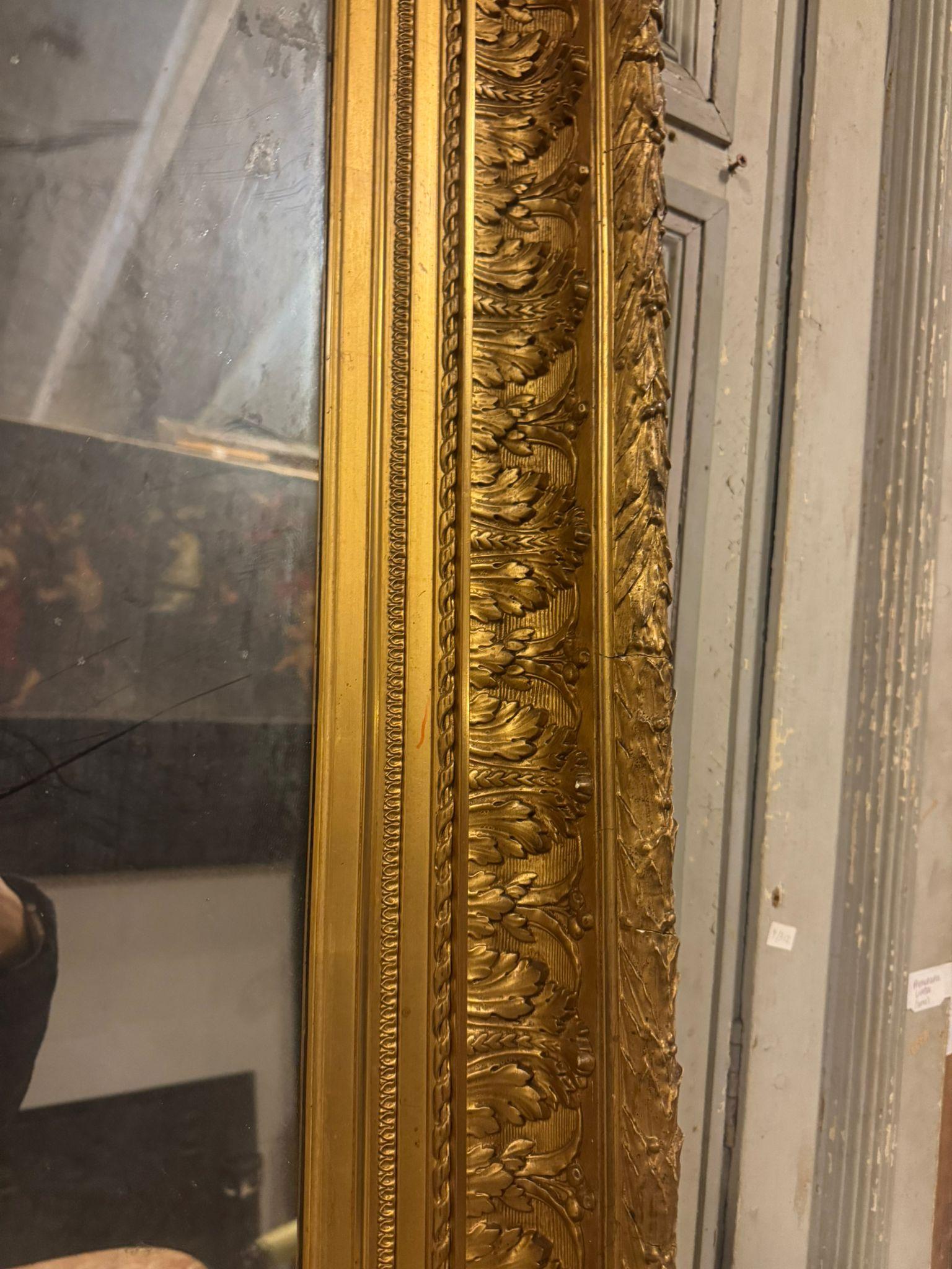 Wandspiegel aus vergoldetem Holz, reich geschnitzt mit Blattdekorationen, Italien (Geschnitzt) im Angebot