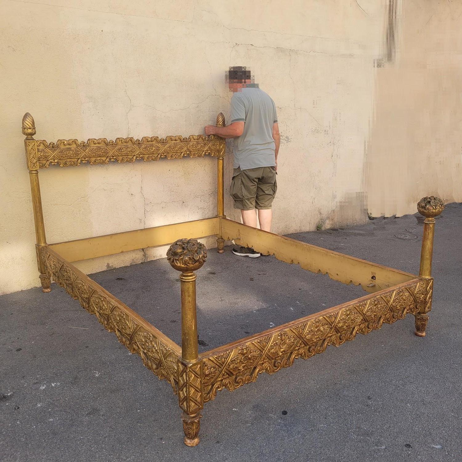 Marco de cama de madera dorada, ancho 176,5 cm, finales del siglo XIX en venta 8