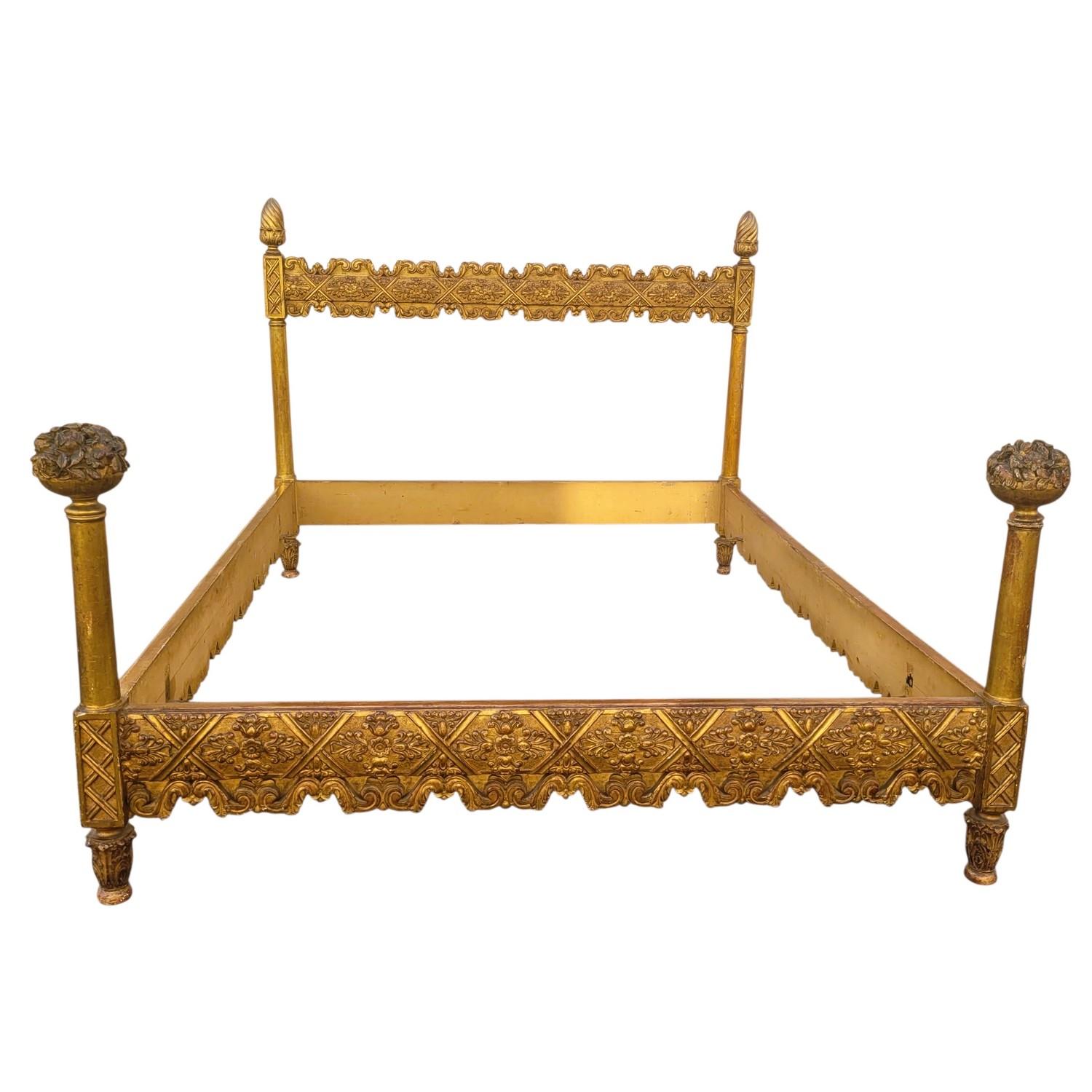 Gran somier de madera dorada tallada con flores y hojas.  

Buen estado general, faltan algunos dorados y un trozo de madera en el pie de uno de los ramos que rematan el pie de la cama (ver fotos).   

Altura del cabecero: 134 cm.  
Altura de los