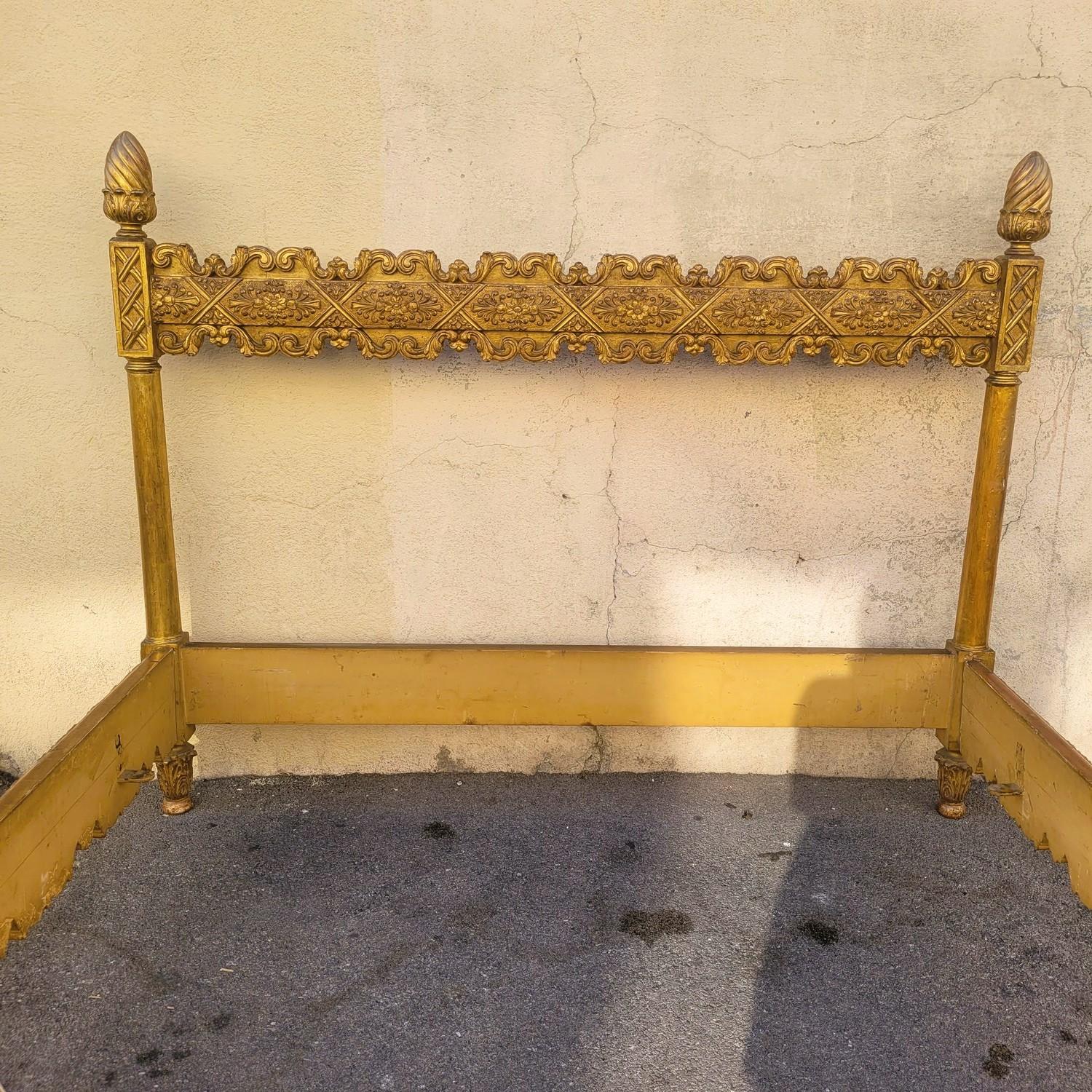Marco de cama de madera dorada, ancho 176,5 cm, finales del siglo XIX Europeo en venta
