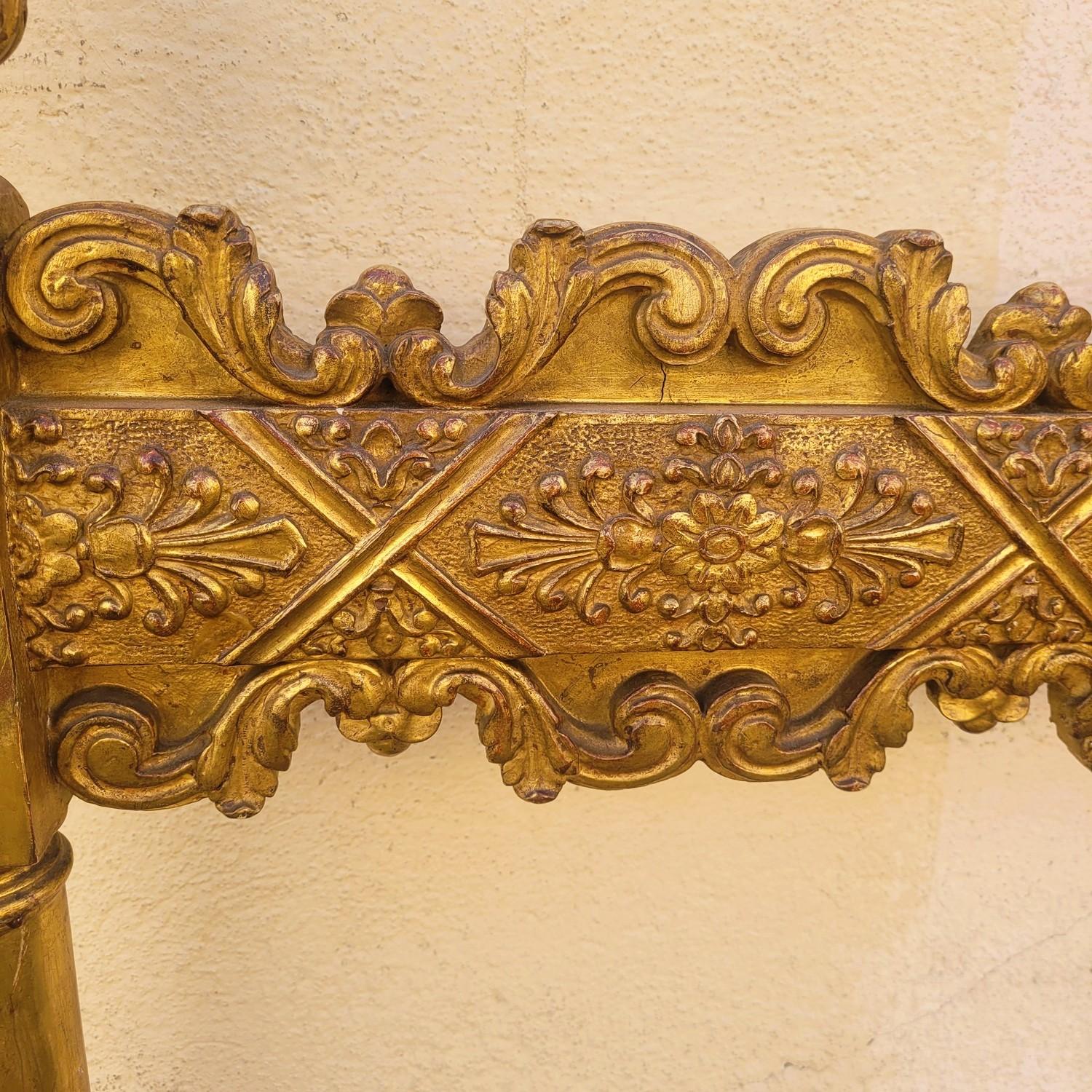 Marco de cama de madera dorada, ancho 176,5 cm, finales del siglo XIX Madera en venta