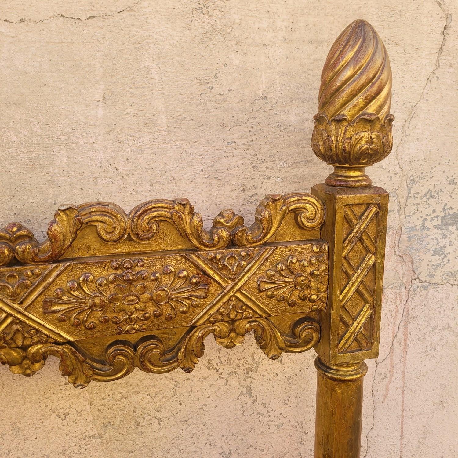 Marco de cama de madera dorada, ancho 176,5 cm, finales del siglo XIX en venta 1