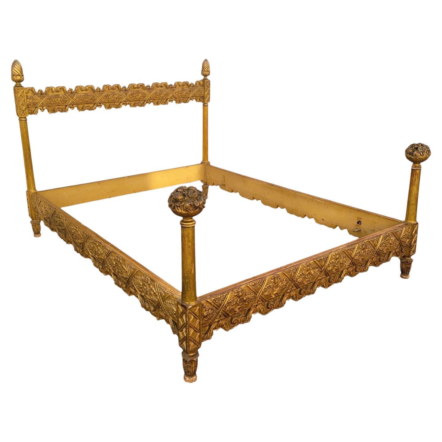Marco de cama de madera dorada, ancho 176,5 cm, finales del siglo XIX