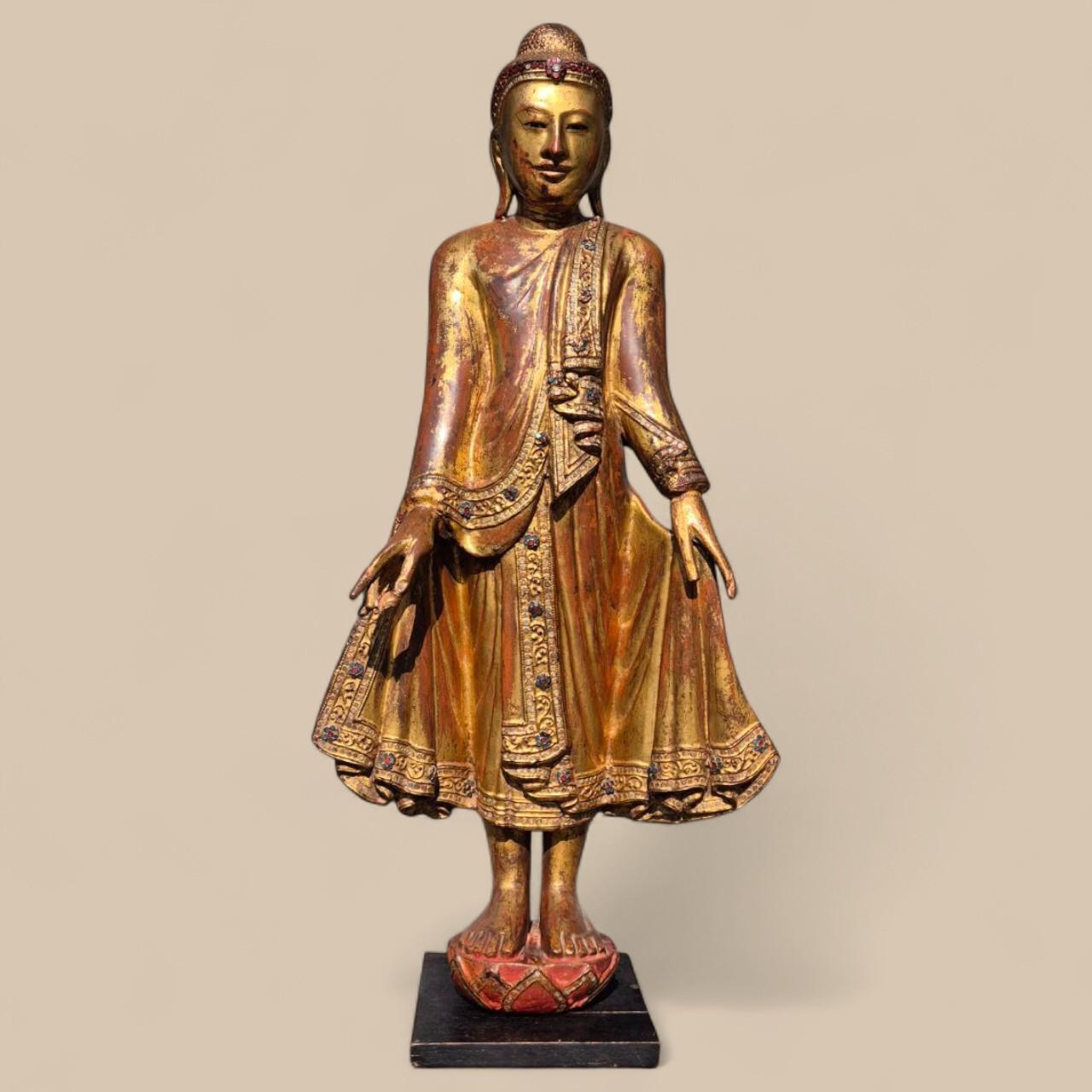 Gilded Wooden Buddha with Stone Inlays – Early 20th Century, Burma In Good Condition For Sale In NICE, FR