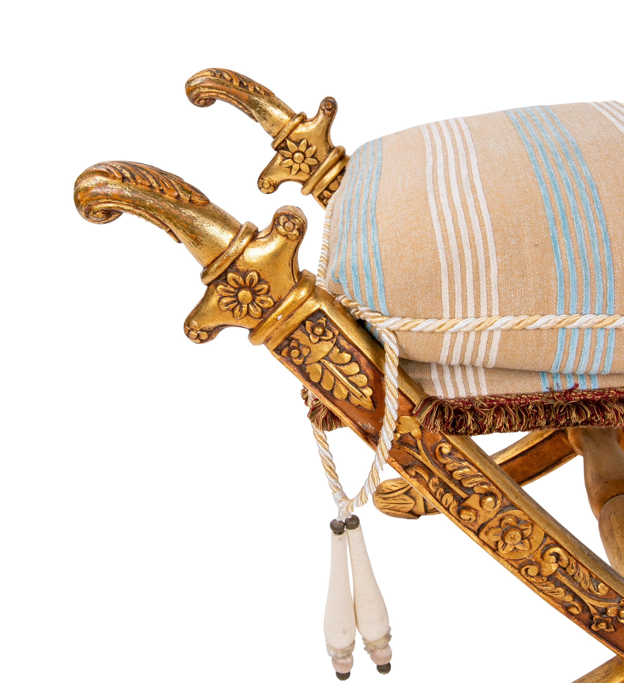 Jabuga in legno dorato con gambe a forma di spade arabe in vendita 4