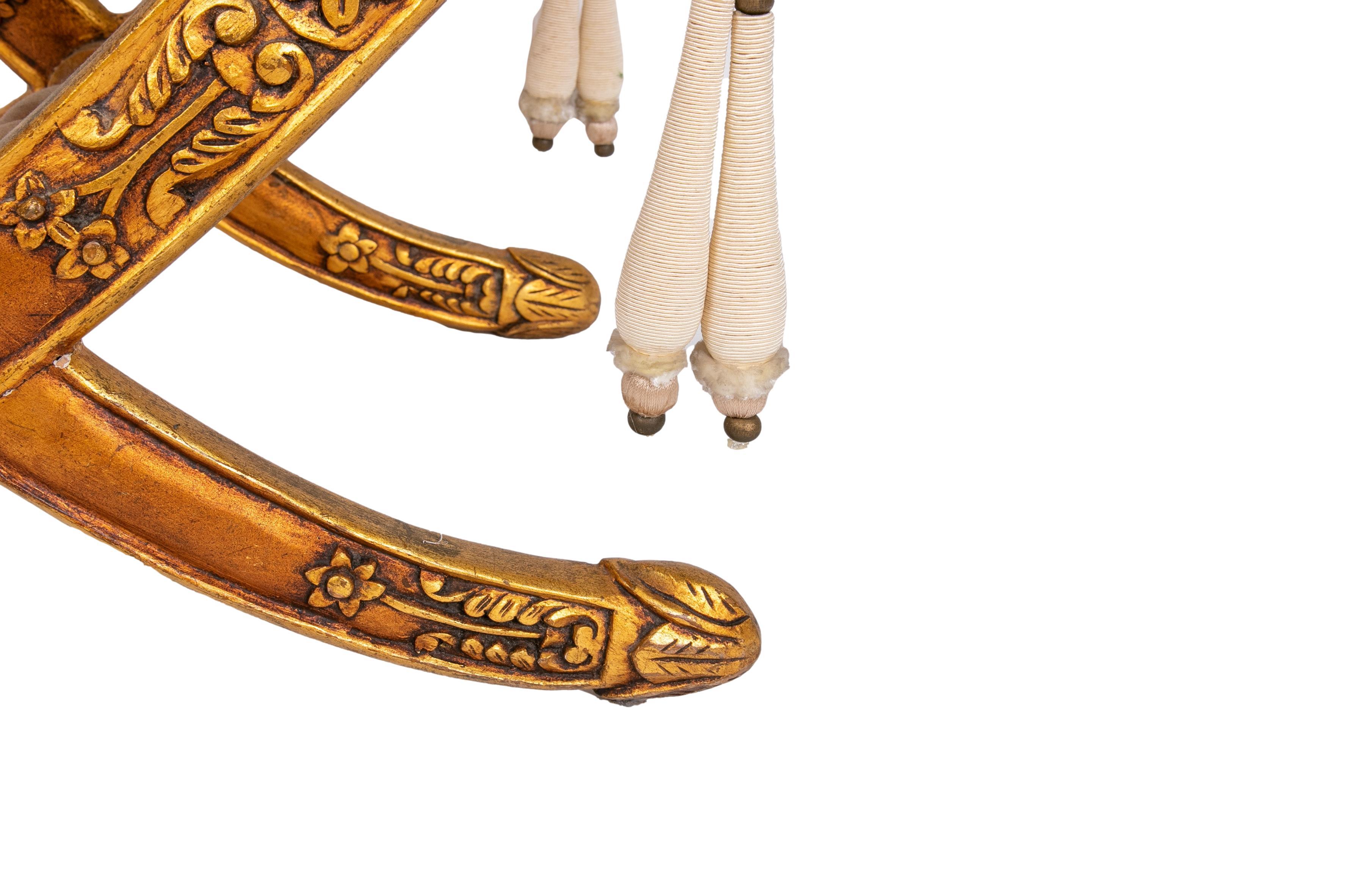 Jabuga in legno dorato con gambe a forma di spade arabe in vendita 8