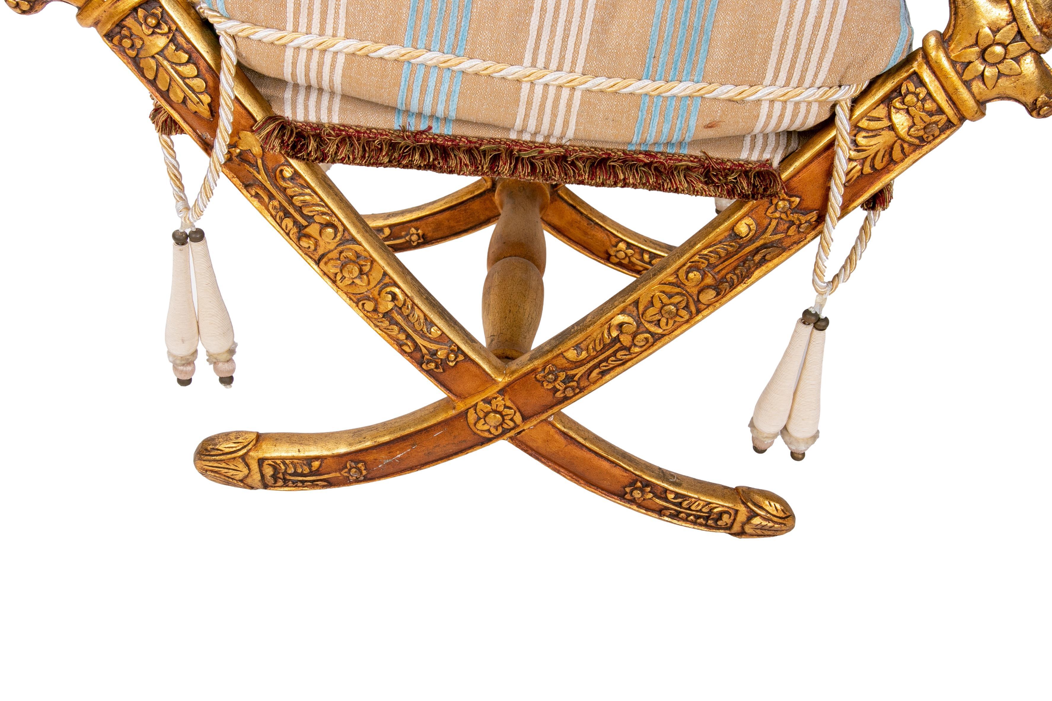 Jabuga in legno dorato con gambe a forma di spade arabe in vendita 2