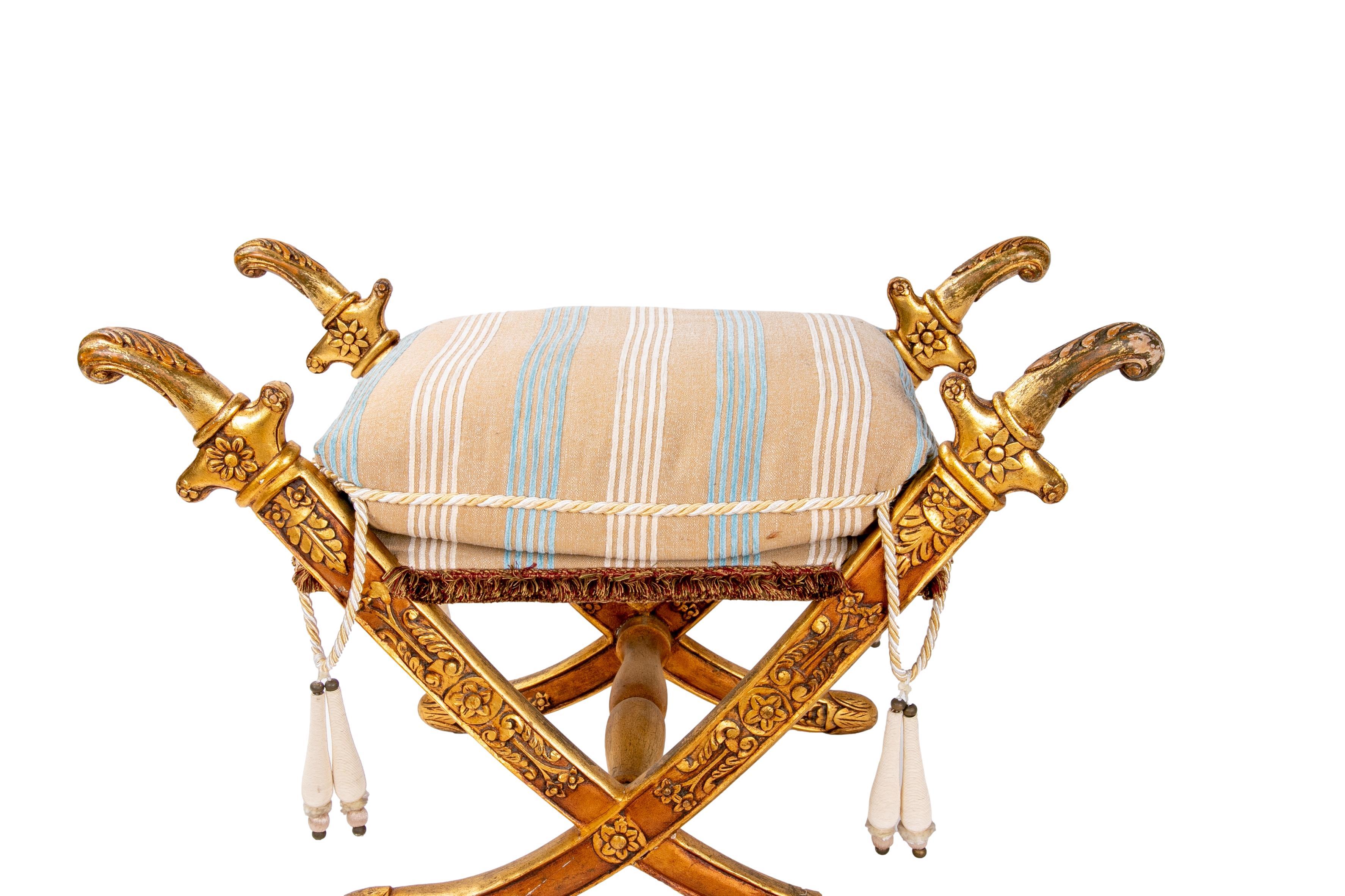 Jabuga in legno dorato con gambe a forma di spade arabe in vendita 3