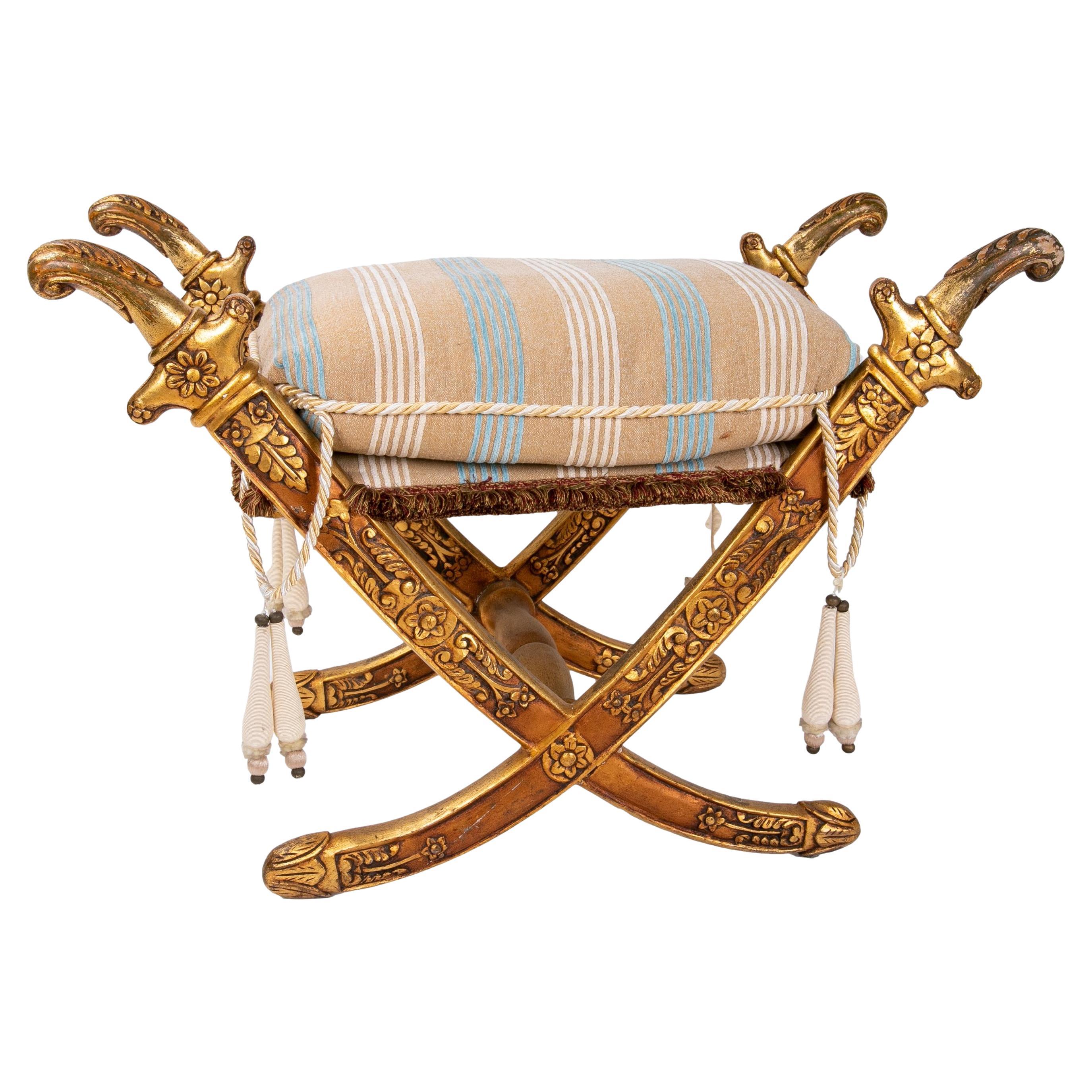 Jabuga in legno dorato con gambe a forma di spade arabe in vendita