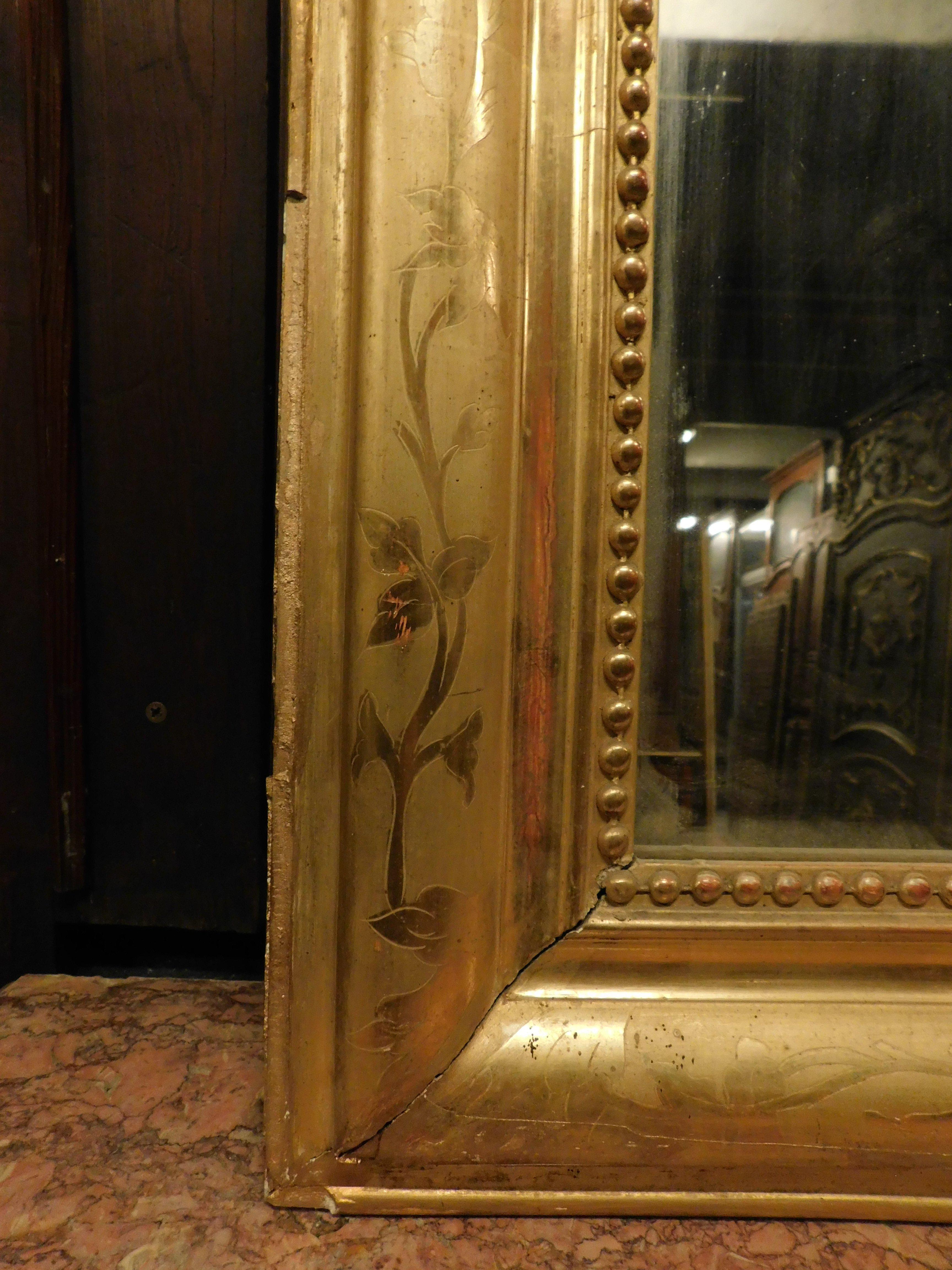 Gilt Gilded wooden mirror with rounded corners, Italy For Sale