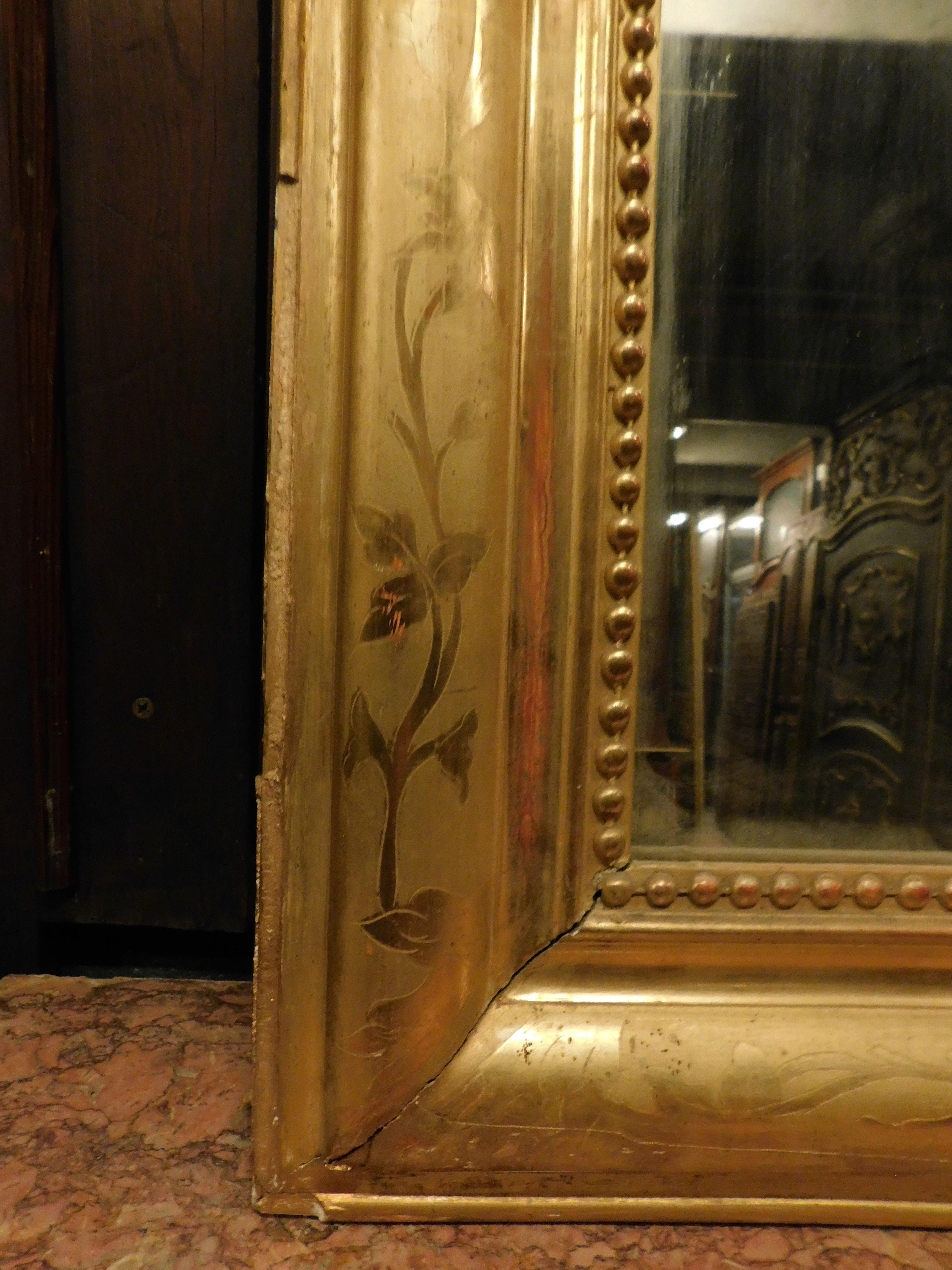 Gilded wooden mirror with rounded corners, Italy In Good Condition For Sale In Cuneo, Italy (CN)