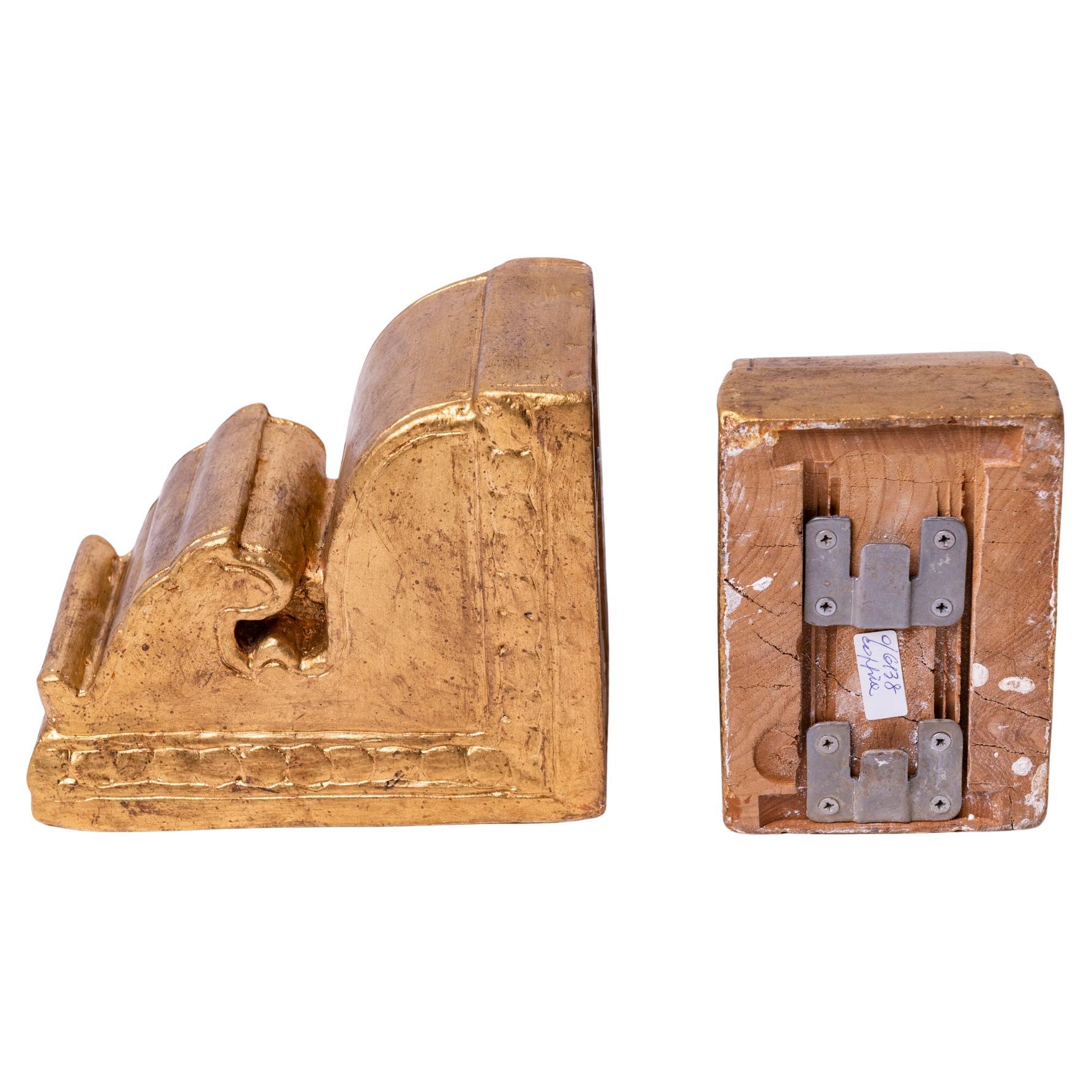 Ein Paar antike Regalstützen aus Teakholz aus Indien, die ich mit Blatt vergoldet habe, um sie noch schöner zu machen.

ref. O/6138