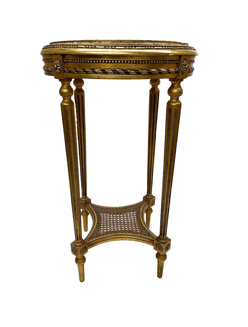 Français Table d'appoint en bois doré avec plateau en marbre en vente