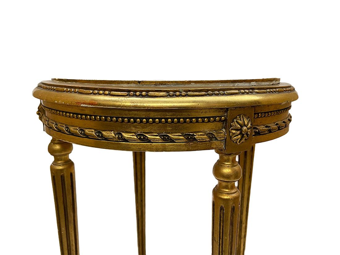 Table d'appoint en bois doré avec plateau en marbre Bon état - En vente à Delft, NL