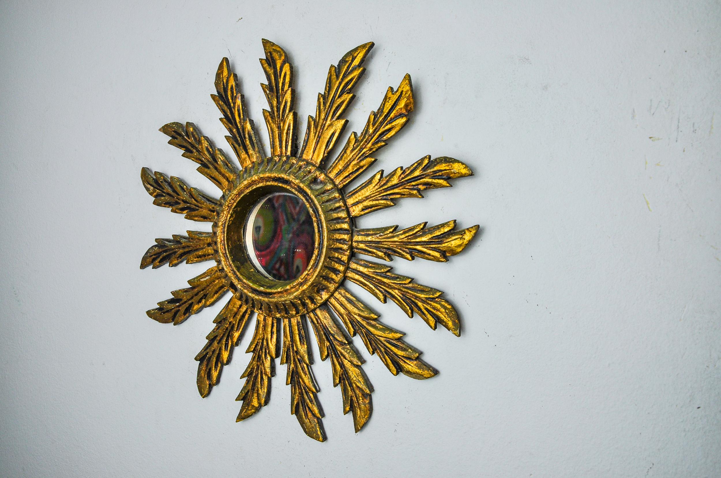 Bellissimo specchio solare in legno dorato a foglia d'oro risalente al 1960. Superbo lavoro di falegnameria. Buone condizioni con una patina molto bella. Ottimo per ravvivare i tuoi interni. Rif. 1259. Diametro: 38 cm.
