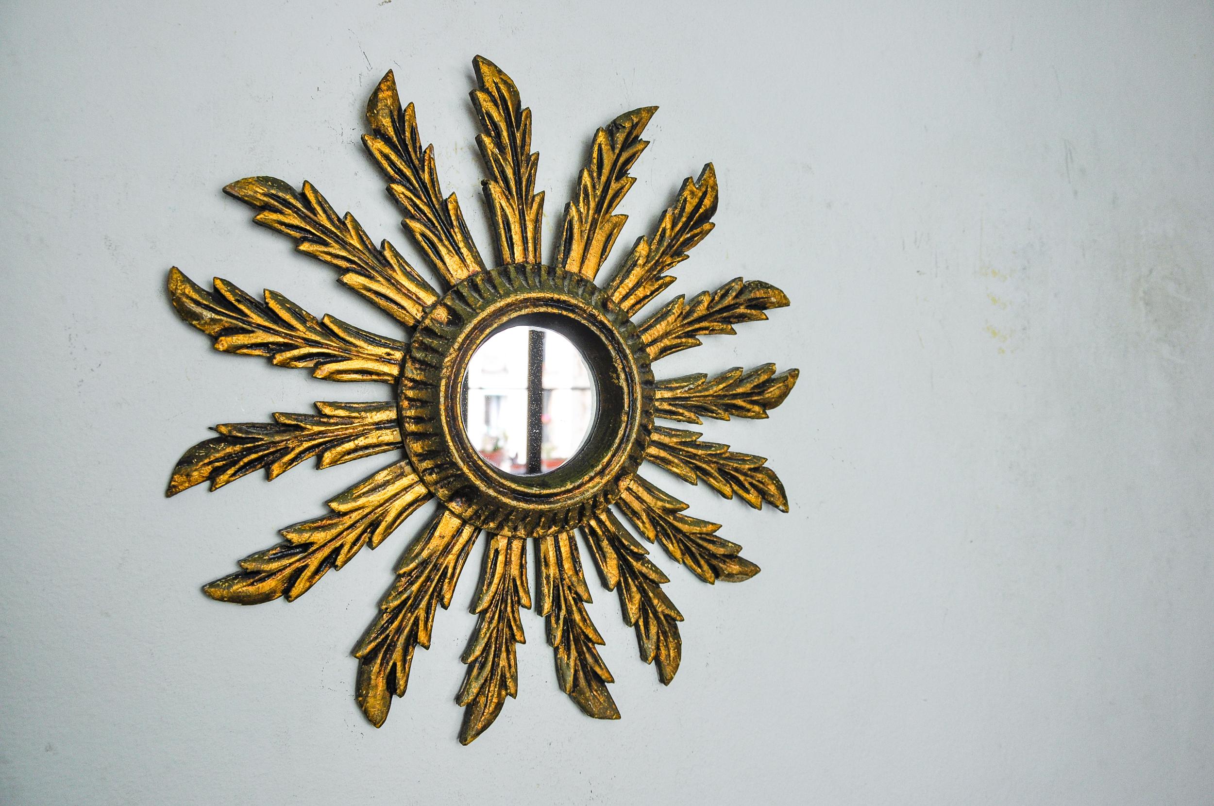 Francese Specchio solare in legno dorato, Francia, 1960, 38 cm in vendita