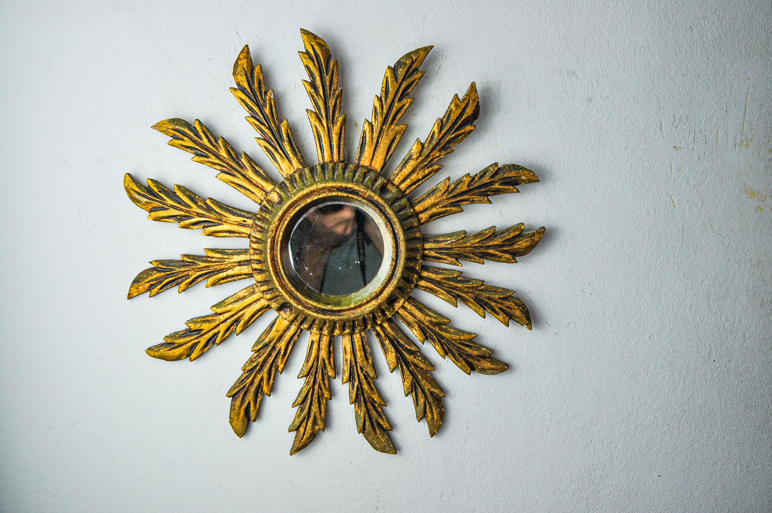 Metà XX secolo Specchio solare in legno dorato, Francia, 1960, 38 cm in vendita