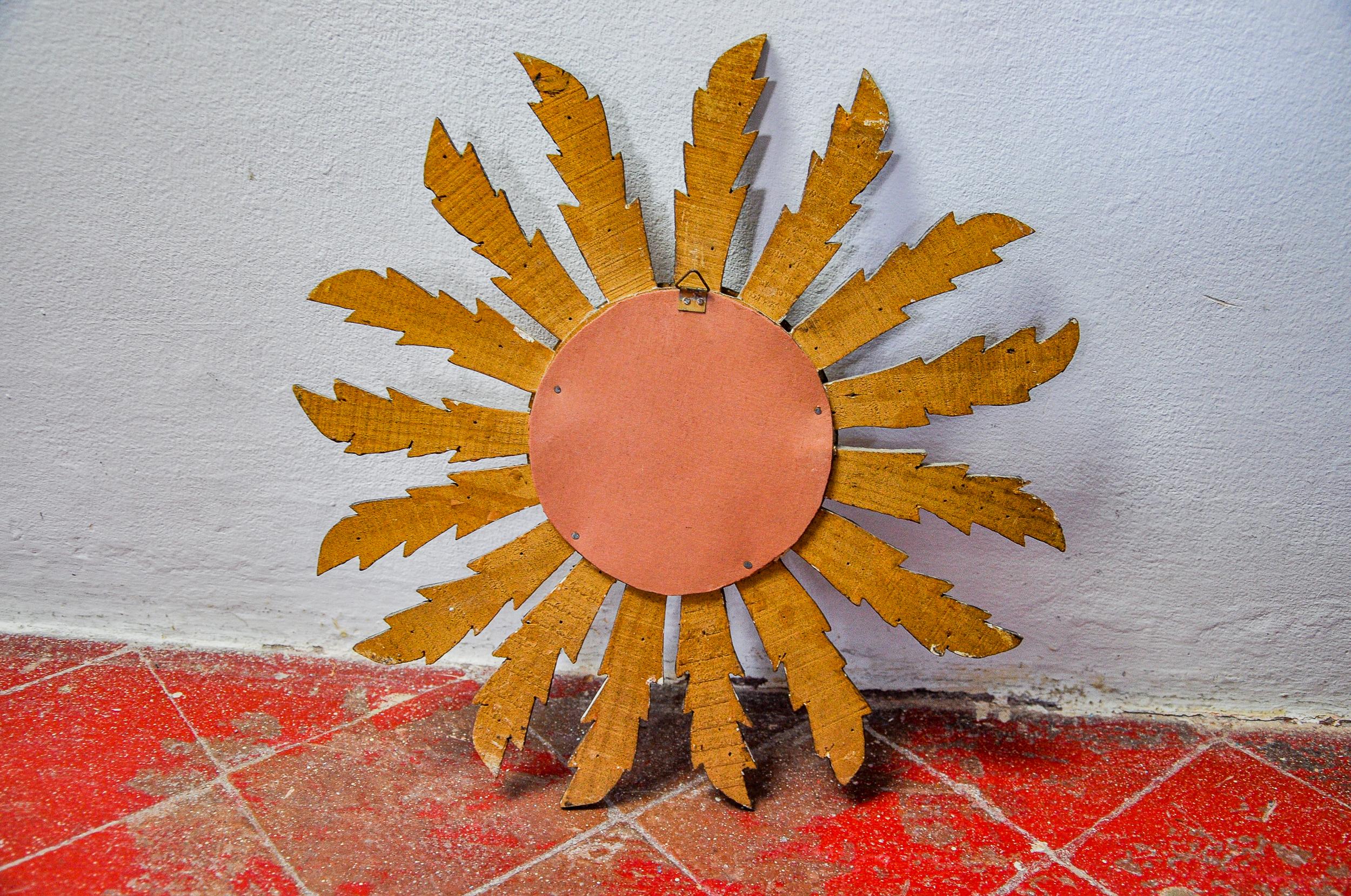 Legno Specchio solare in legno dorato, Francia, 1960, 38 cm in vendita
