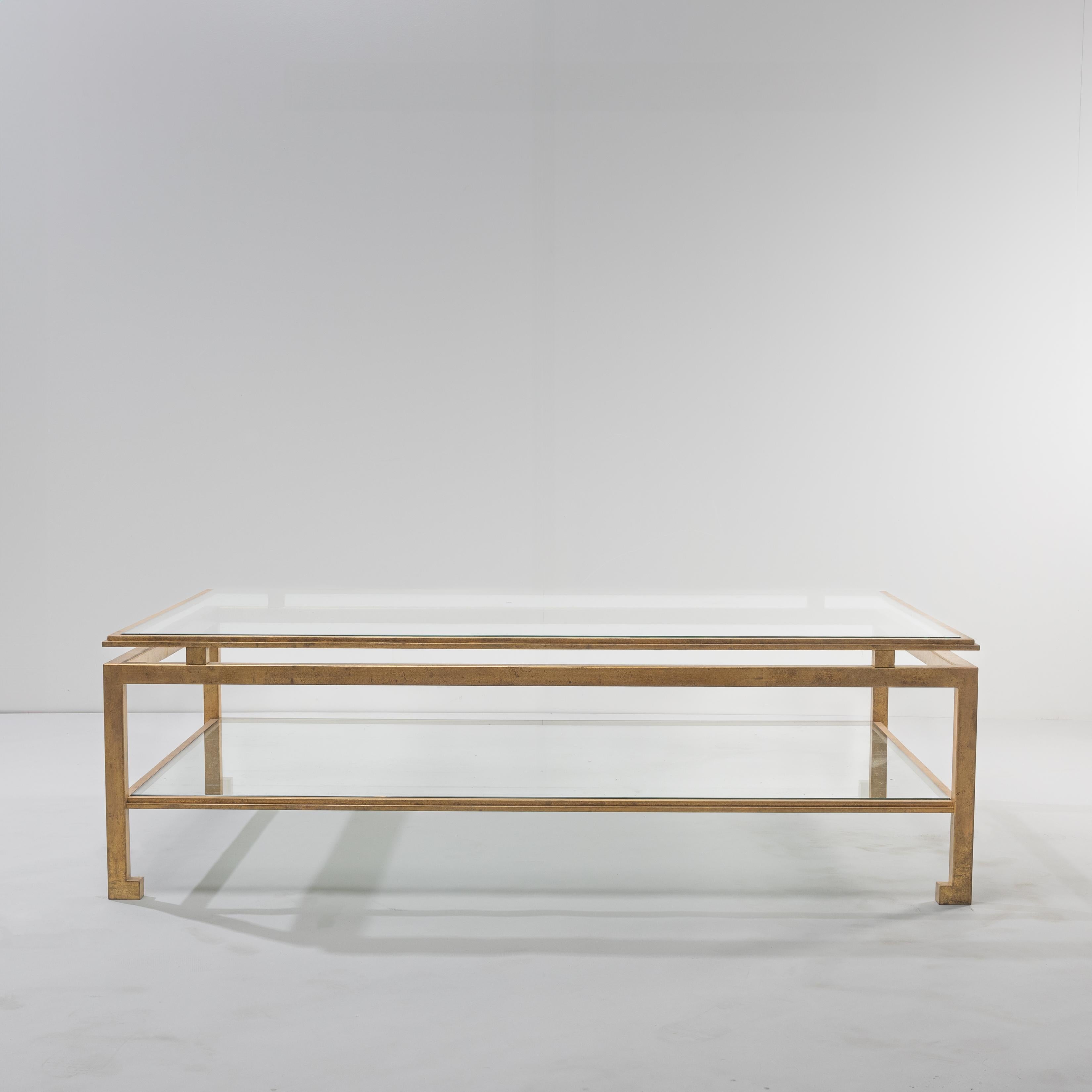 Table basse de Maison Ramsay.
Structure en fer forgé doré avec deux étagères en verre.
Les lignes épurées et géométriques, emblématiques des créations de la Maison Ramsay, reflètent une esthétique intemporelle et sophistiquée.
Avec ses dimensions