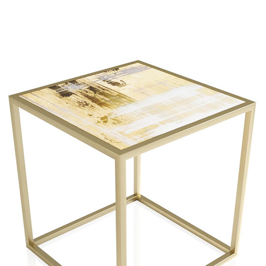 Table d'appoint dorée avec plateau en verre décoré fait à la main
avec des feuilles d'or peintes à la main et une finition miroir anitique.
Avec une base en forme de tube en acier teinté avec une finition satinée dorée.
Également disponible sur
