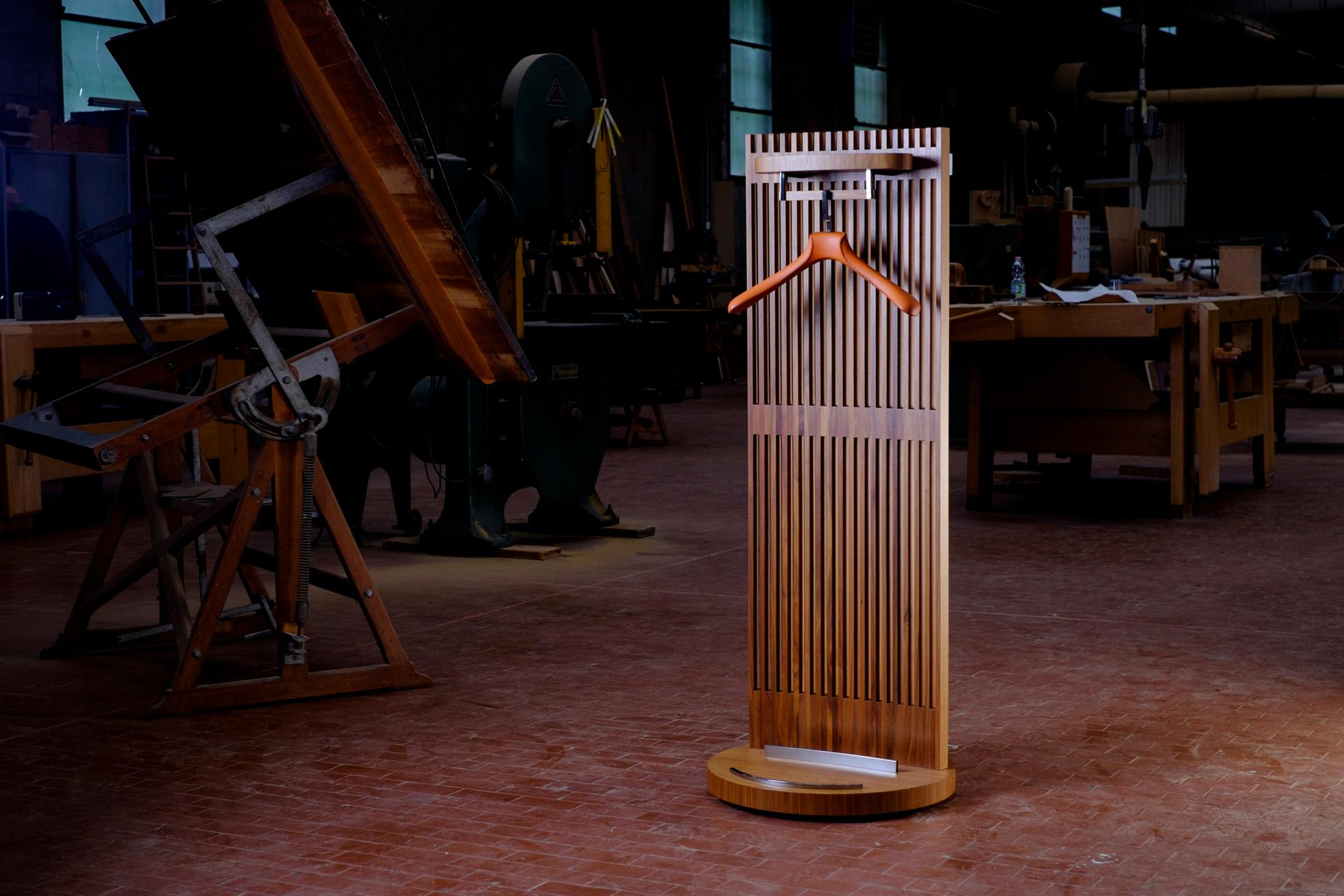 Gildo Valet Stand en noyer et cuir design contemporain  par Giordano Viganò en vente 2