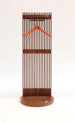 Gildo Walnuss und Leder Valet Stand Contemporary design  von Giordano Viganò