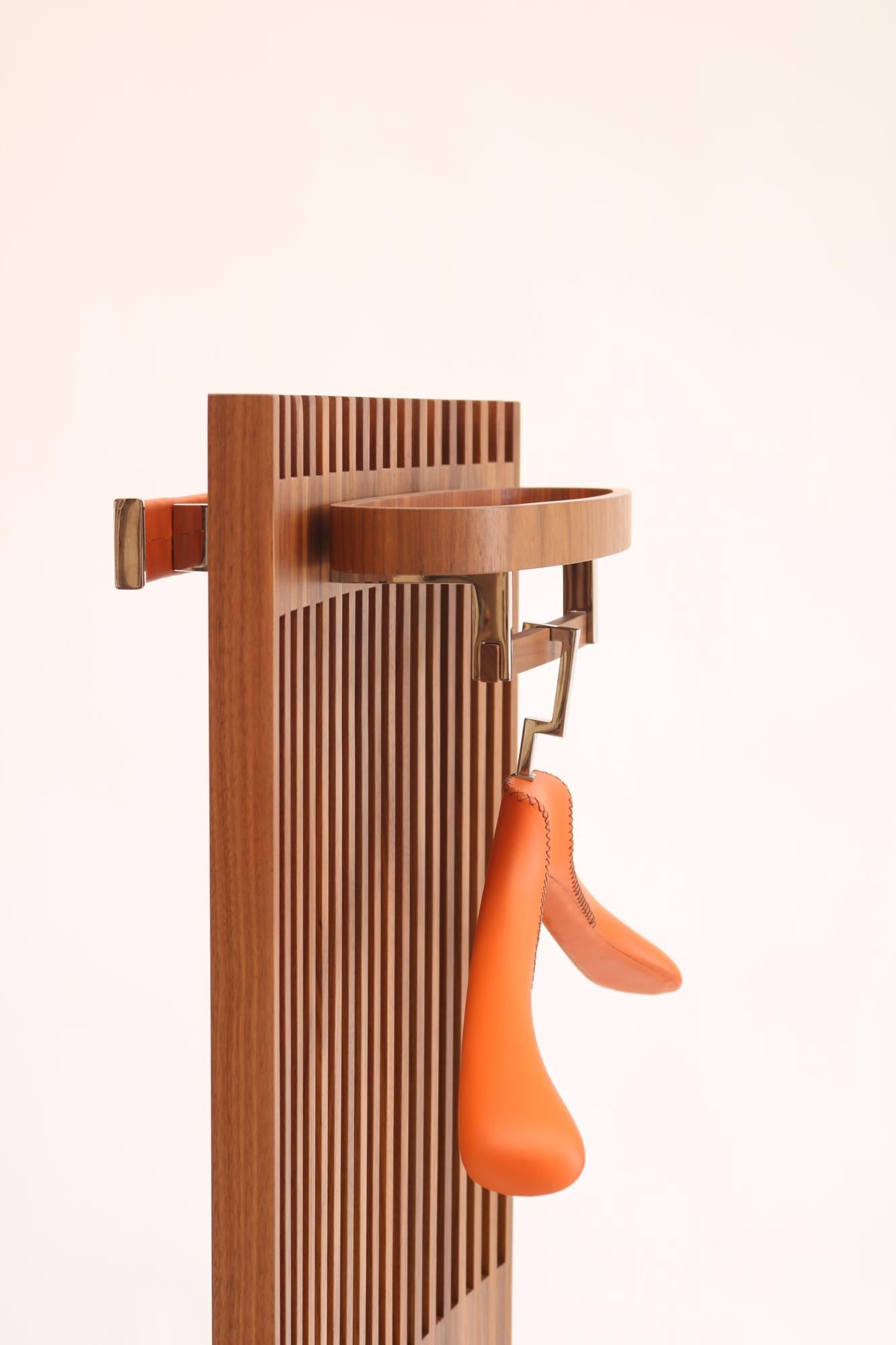 Travail du bois Gildo Valet Stand en noyer et cuir design contemporain  par Giordano Viganò en vente