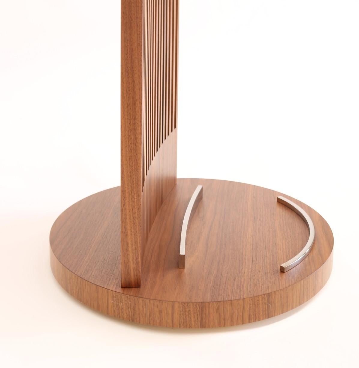 Gildo Walnuss und Leder Valet Stand Contemporary design  von Giordano Viganò (Stahl) im Angebot