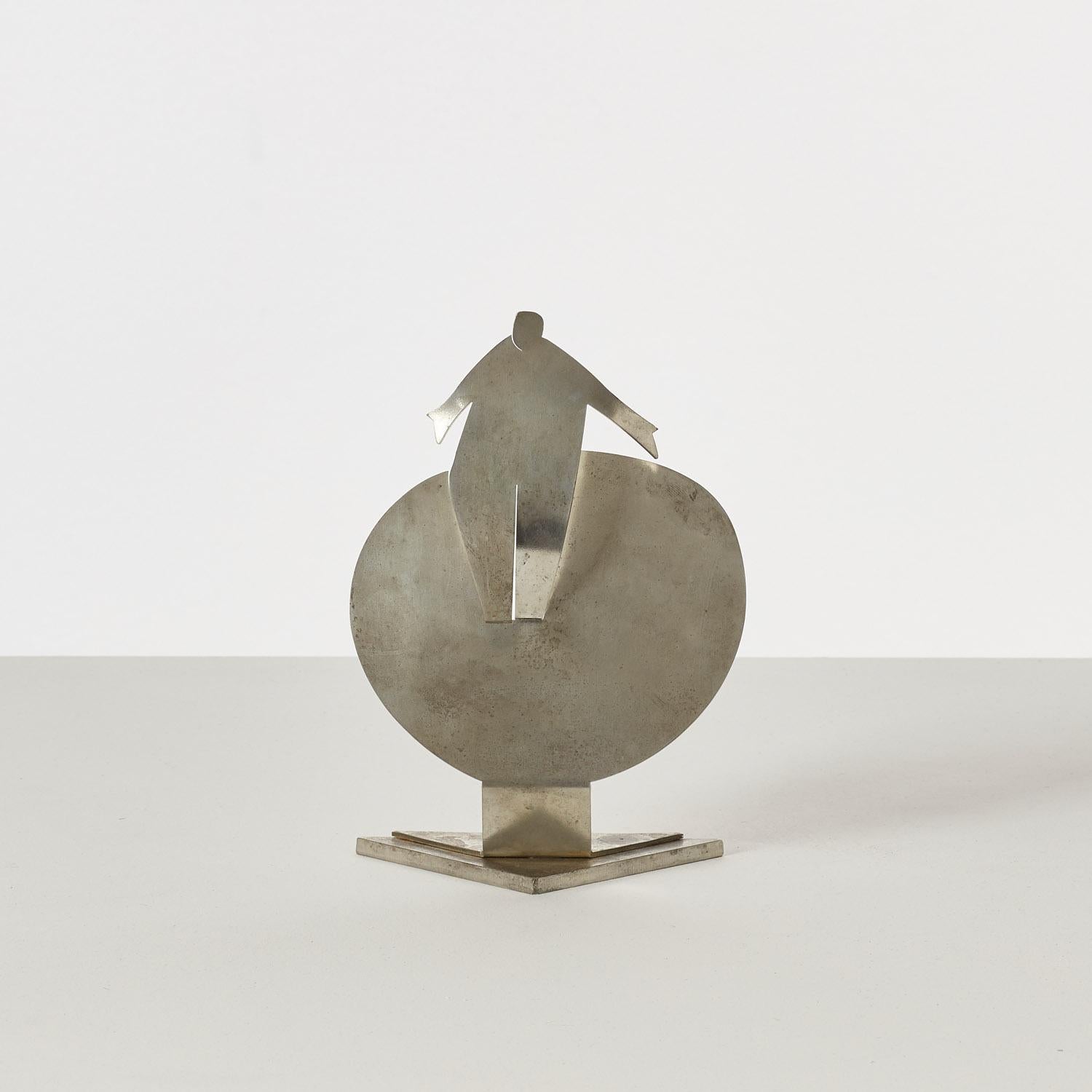 Nato nel Dorset, lo scultore e pittore britannico Giles Penny (nato nel 1962) è Accademico della Royal West of England Academy e membro della selettiva Royal Society of Sculptors. Le sue opere altamente animate, molte delle quali esposte al