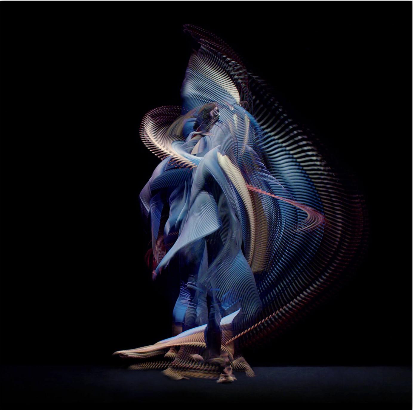 Danseurs abstraits bleu foncé 1 de Giles Revell - Figuratif, photographie abstraite