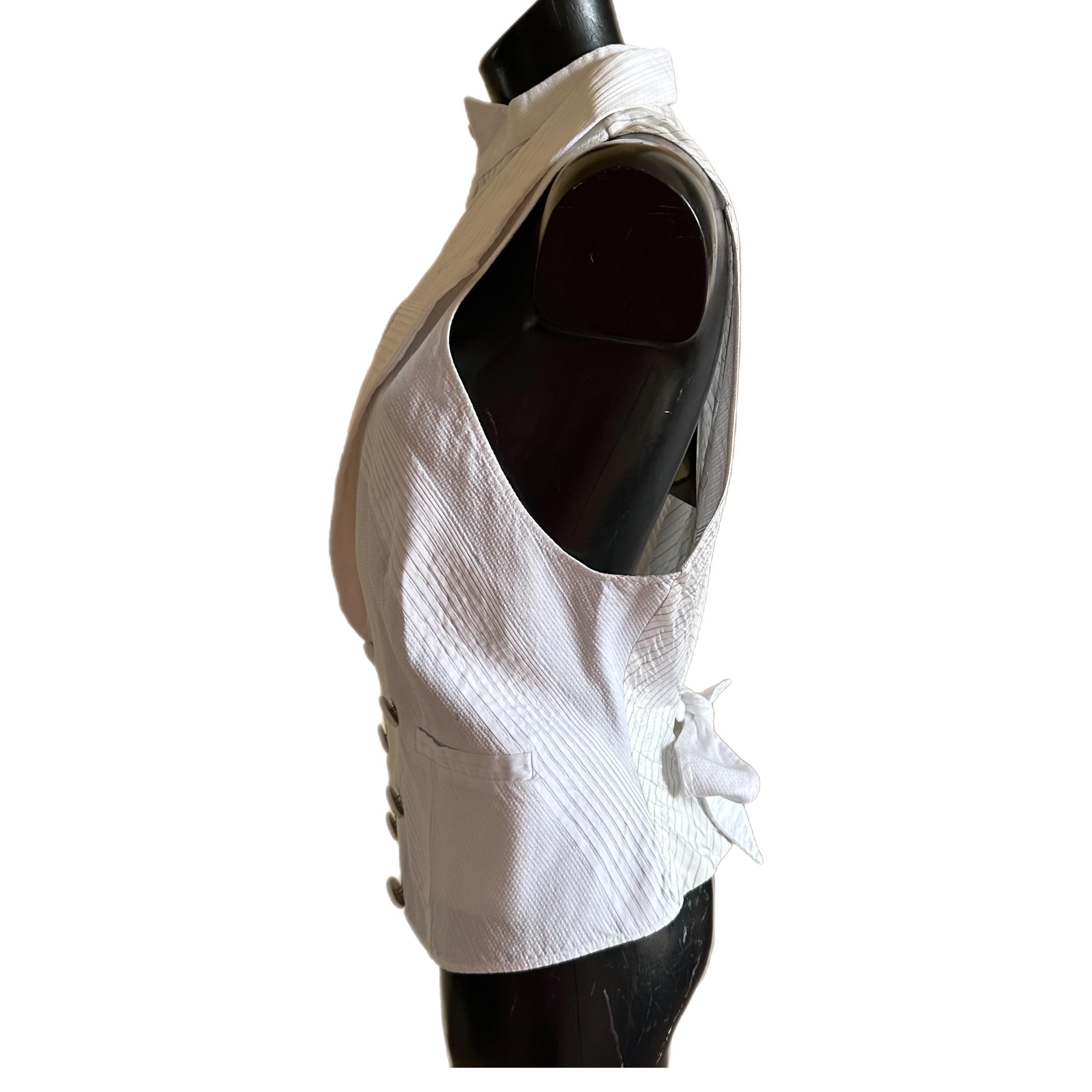 Gilet Mila Schon nuovo , con applicazione a forma di camicia
Misure:
Larghezza 43cm
Lunghezza 62cm
Petto 33cm
