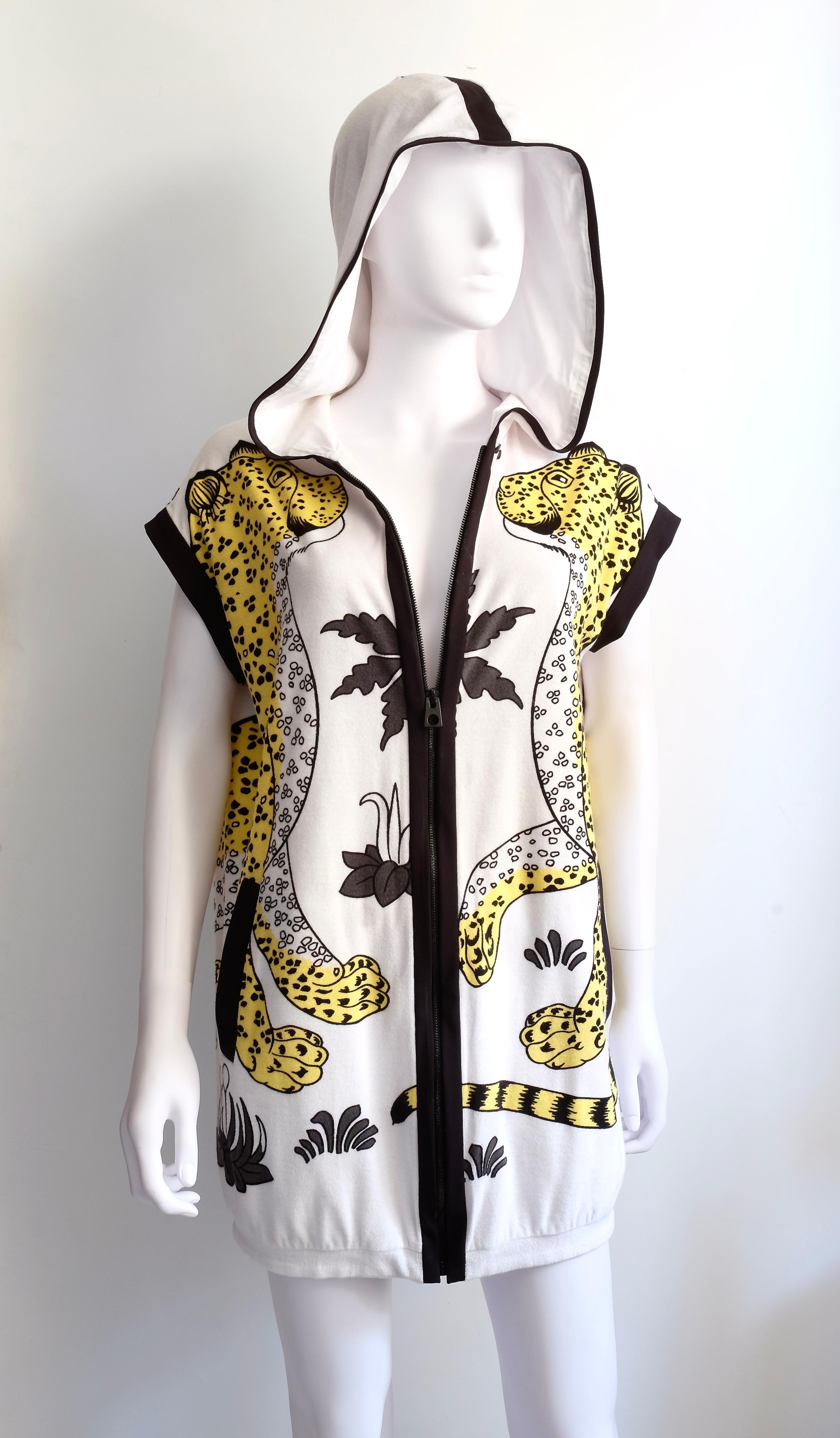 Hermès Vintage Selection by Corrado Luxury - Seltene Baumwoll-Kapuzenweste das Design ist das ikonische 'Les Leopards' Carrè von der Meisterin Christiane Vauzelles. Innen mit leichtem Baumwollfrottee gefüttert, Reißverschluss. Maße: Länge 80 cm,