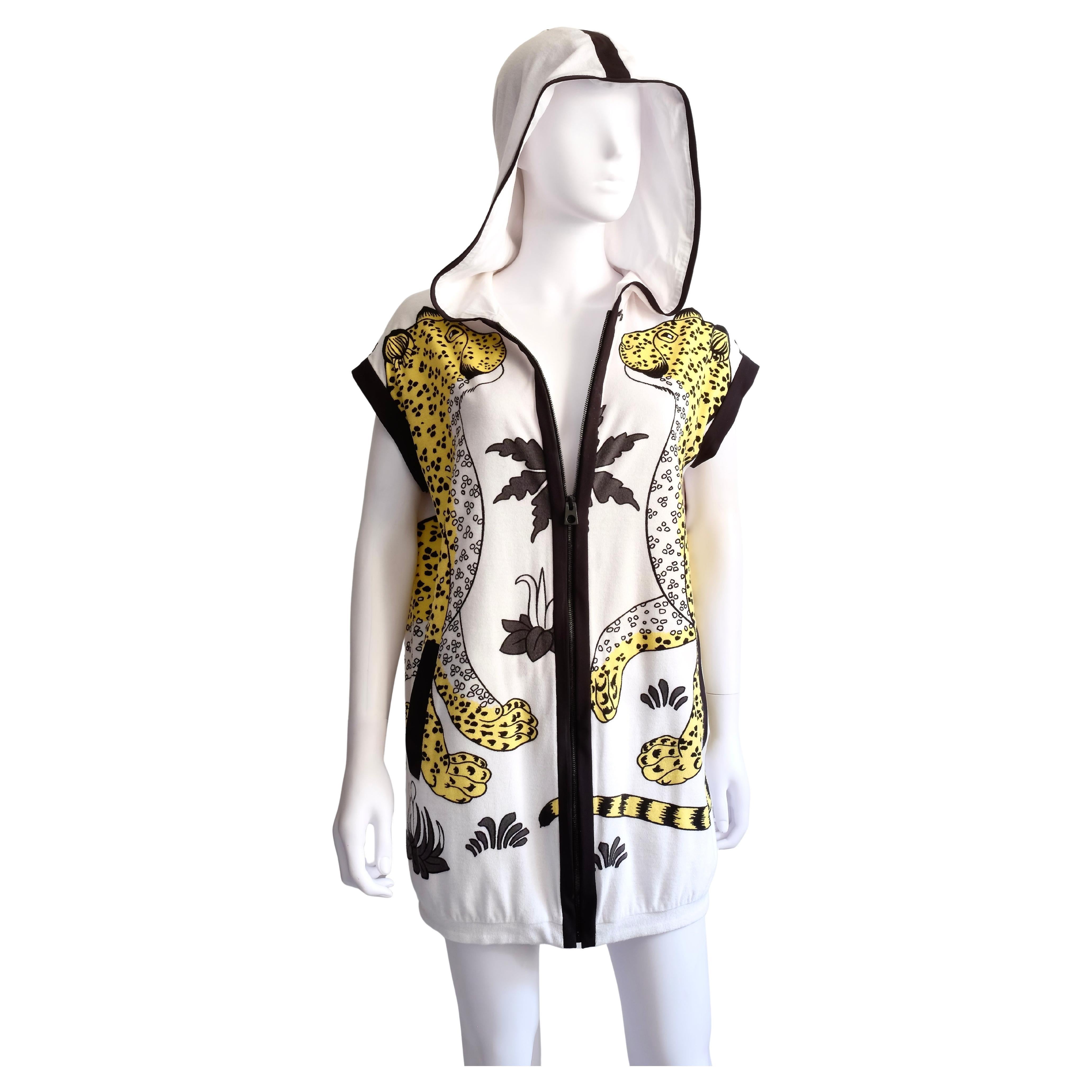 LES LEOPARDS" bedruckte Baumwollweste von Christiane Vauzelles im Angebot