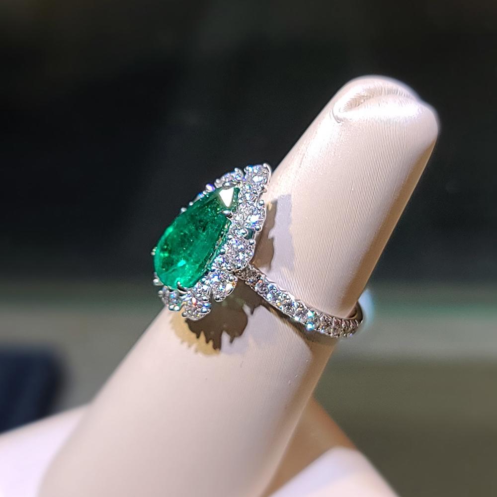 Modern Gilin 18k White Gold 2.35 Carat Zambia Vivid Green Zambian Emerald Diamond Ring For Sale