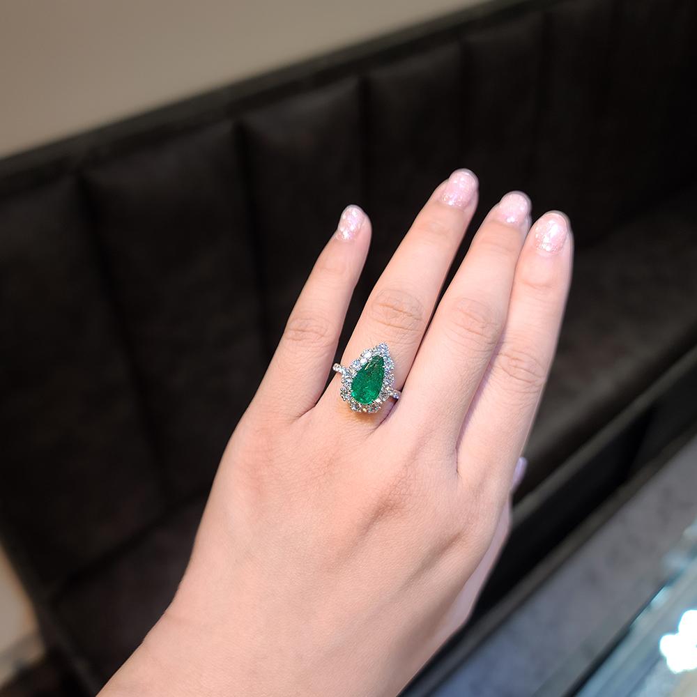 Gilin 18k White Gold 2.35 Carat Zambia Vivid Green Zambian Emerald Diamond Ring In New Condition For Sale In Central, HK