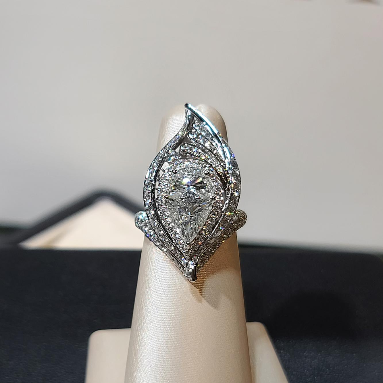 Kollektion Royal flame

Speziell geschliffener Schmuck, entworfen von unserem hauseigenen Designer - der Hauptstein wurde mit Diamanten im Dreieck- und Halbmondschliff zu einer riesigen Birnenform geformt.  es ist einzigartig und besonders! 

Weißer