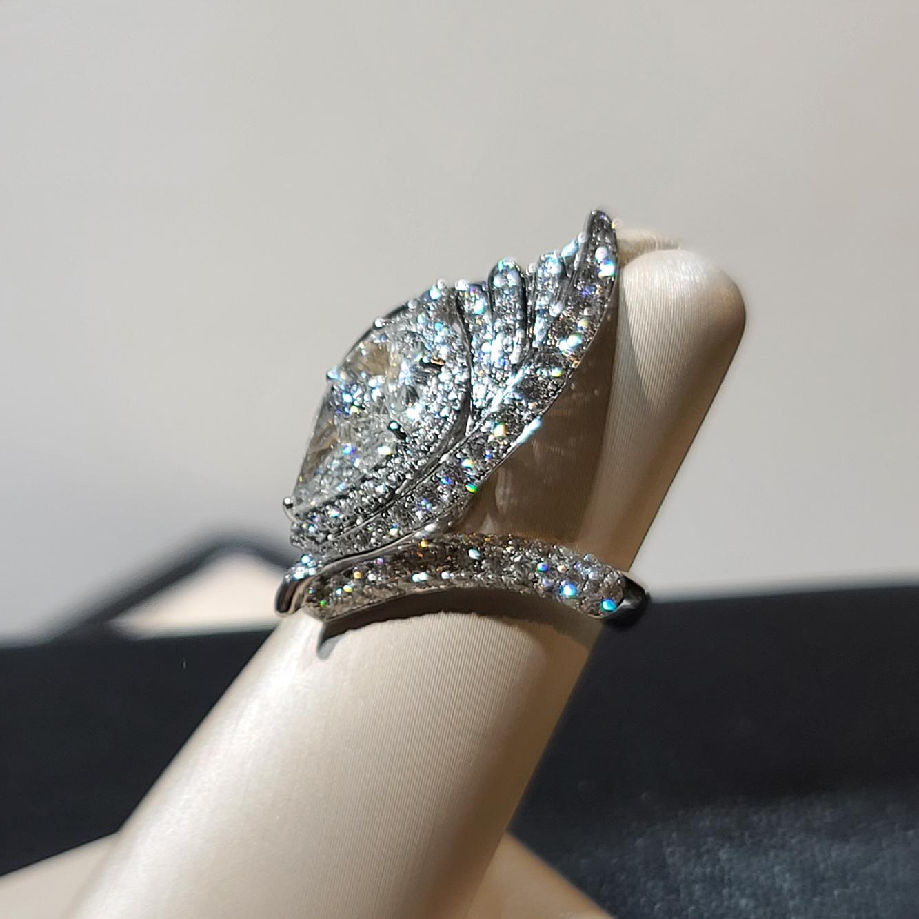 Modern Gilin 18 Karat Gold White Diamond Ring For Sale