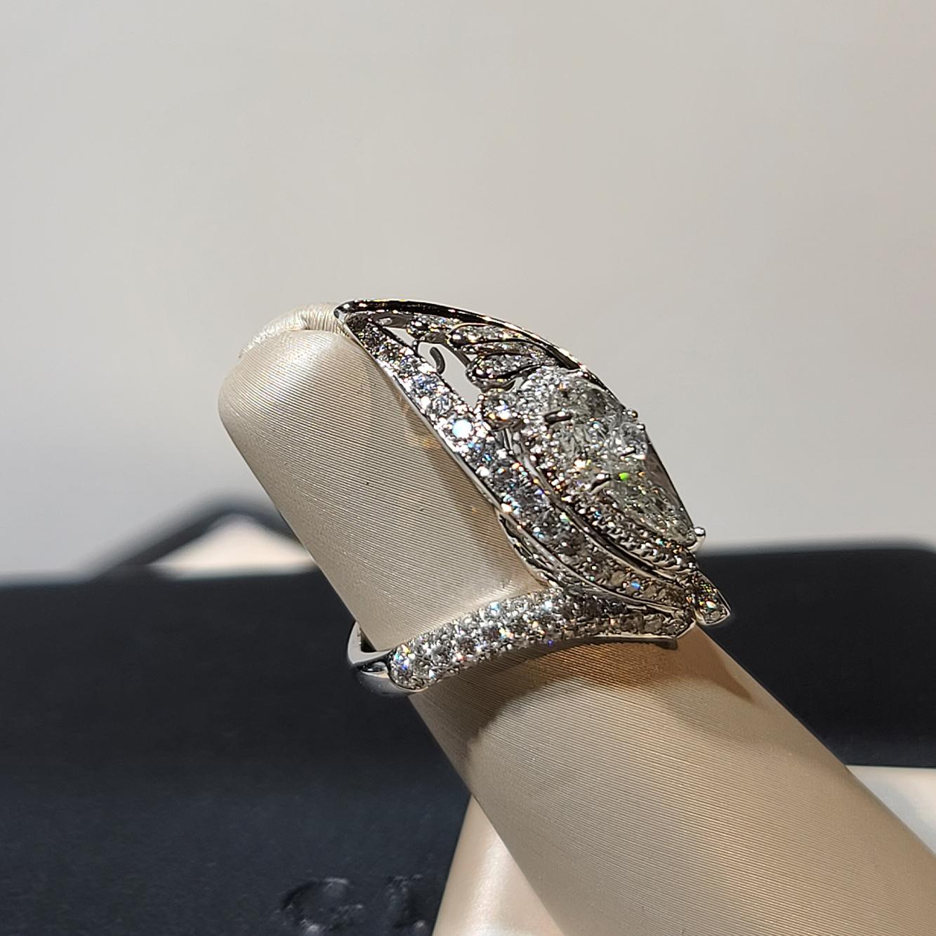 Mixed Cut Gilin 18 Karat Gold White Diamond Ring For Sale