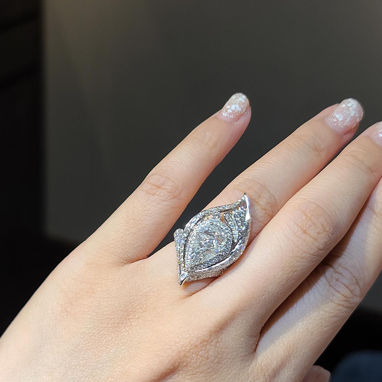 Women's Gilin 18 Karat Gold White Diamond Ring For Sale