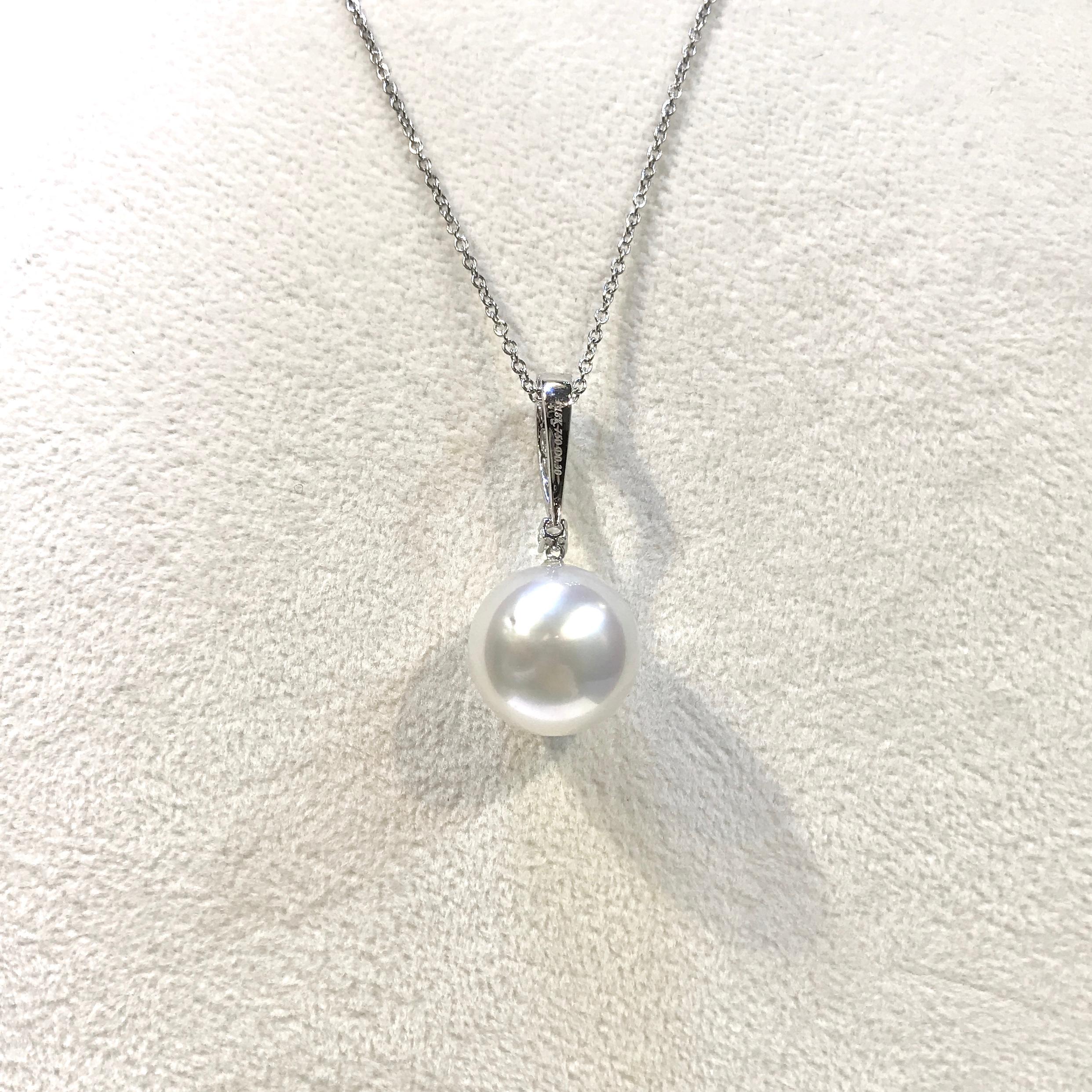 Modern Gilin 18 Karat White Gold 0.30 Carat South Sea Pearl Diamond Pendant For Sale