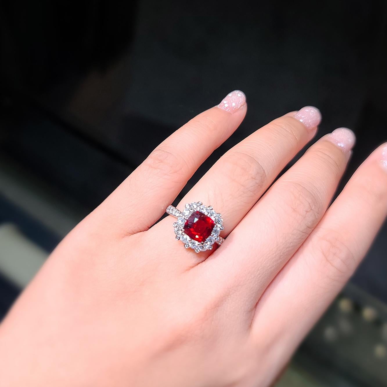 Bague cocktail en or blanc 18 carats avec spinelle de Birmanie de 1,85 carat, sans chaleur Pour femmes en vente