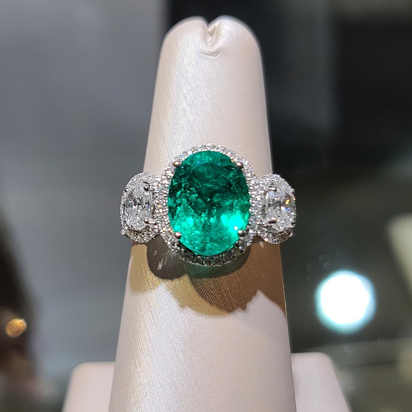 1 Em - 3.99ct   GRS2013-041507  G / Ins / Col
Carat Weight: 3.99ct  / Shape and cut: Oval / Brilliant
Colour: Green / Treatment: Insignificant
Origin: Colombia
Cert: GRS2013-041507 
White Diamond Weight: 1.12ct / Dia 98 pcs
Yellow Diamond Weight: