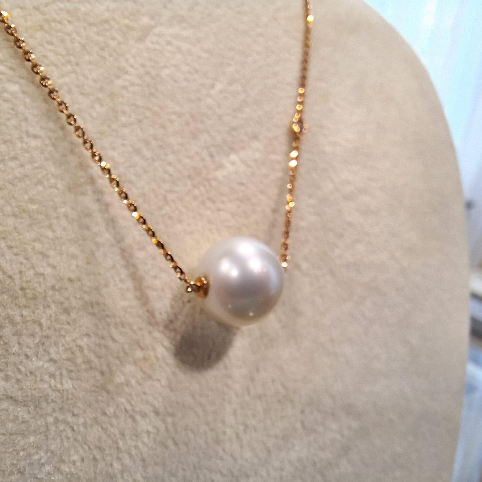 Weiße Perlen symbolisieren Unschuld, Schönheit, Aufrichtigkeit und Neubeginn. Das macht die weiße Perle zu einem echten Klassiker für Brautschmuck.

Die Südseeperle hat eine Größe von 11,14 mm, und der seitliche Diamant hat 1 Stück 0,02 Karat.
